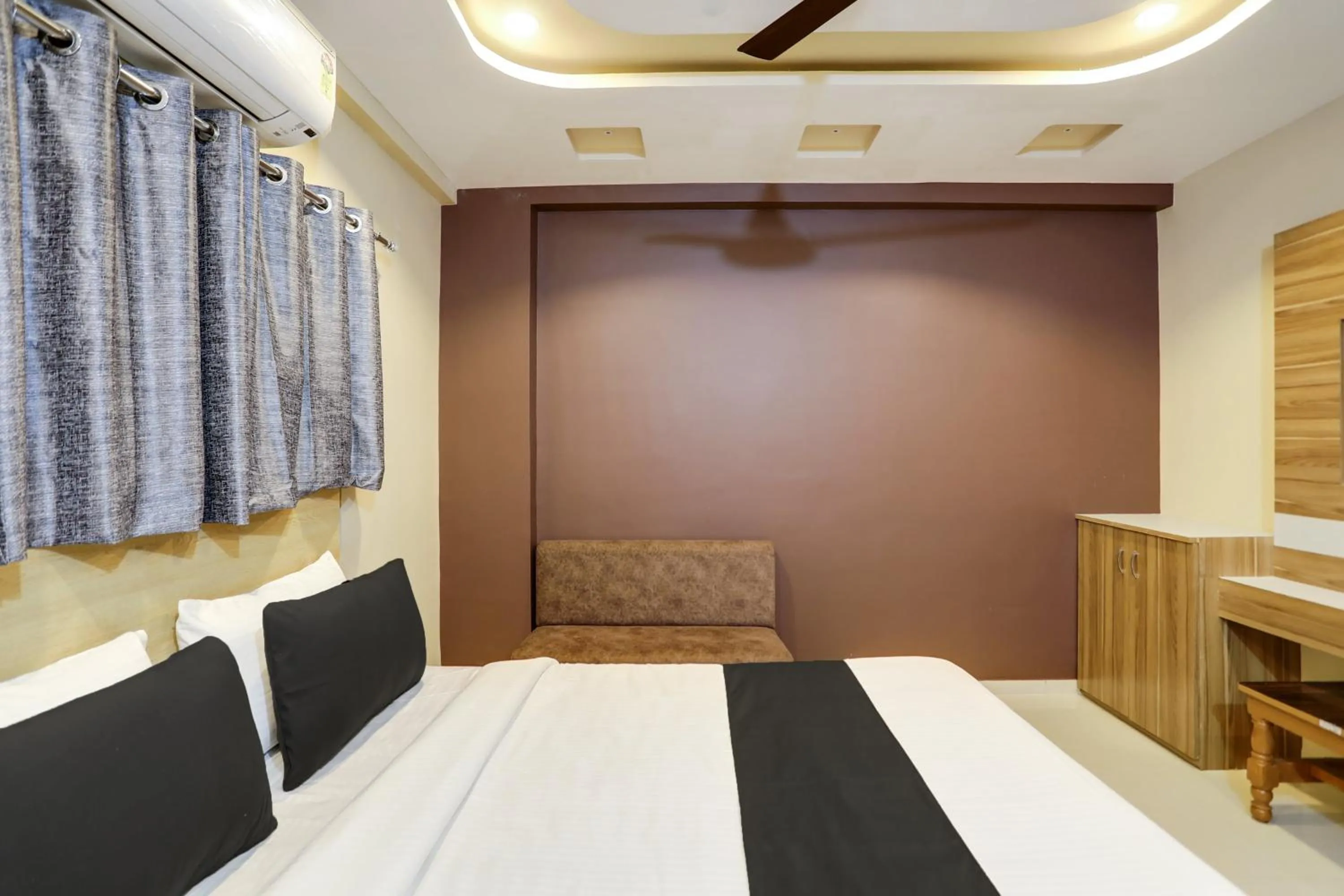 Facade/entrance in Super Hotel O D K Patil