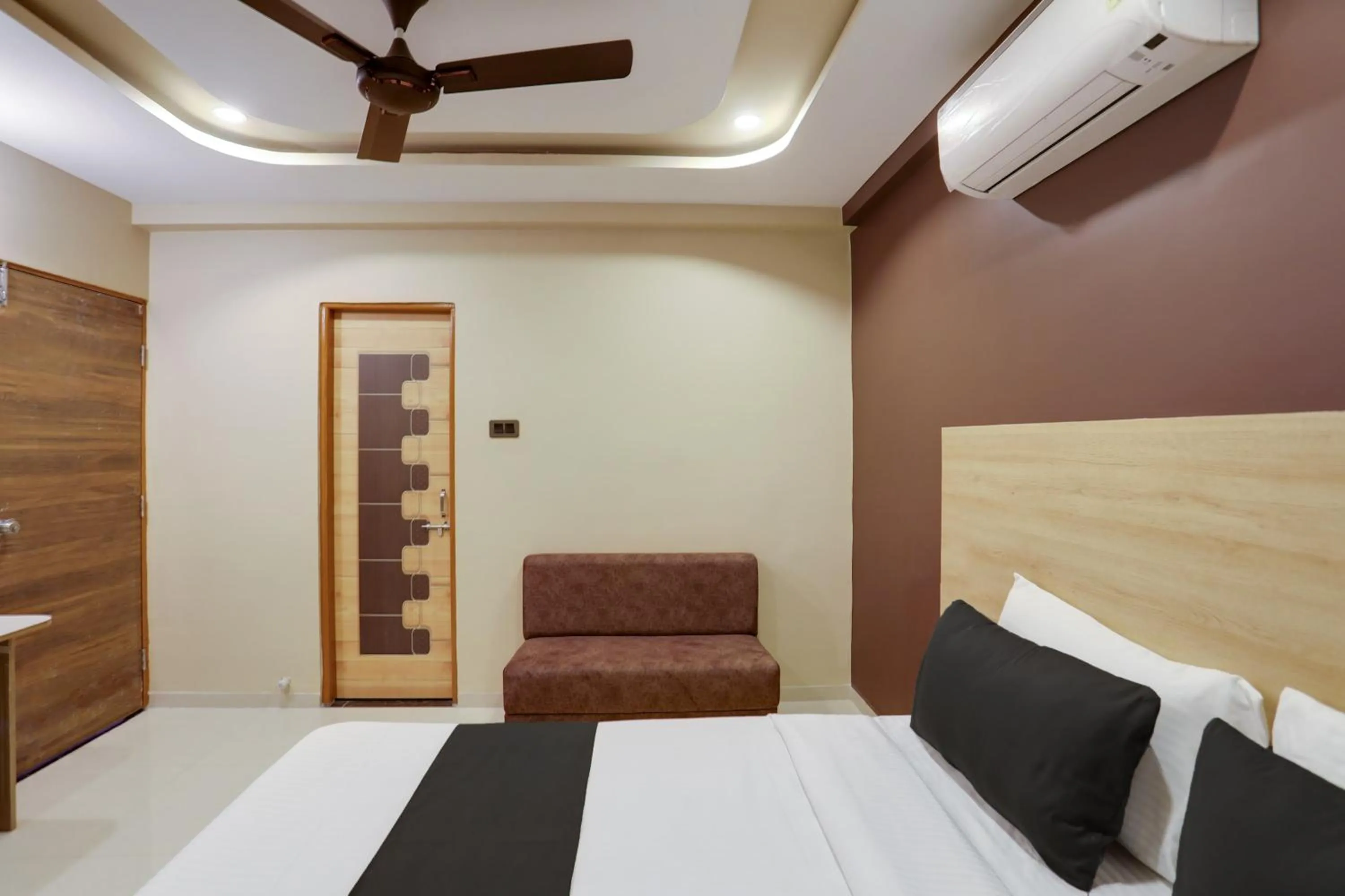 Bedroom in Super Hotel O D K Patil