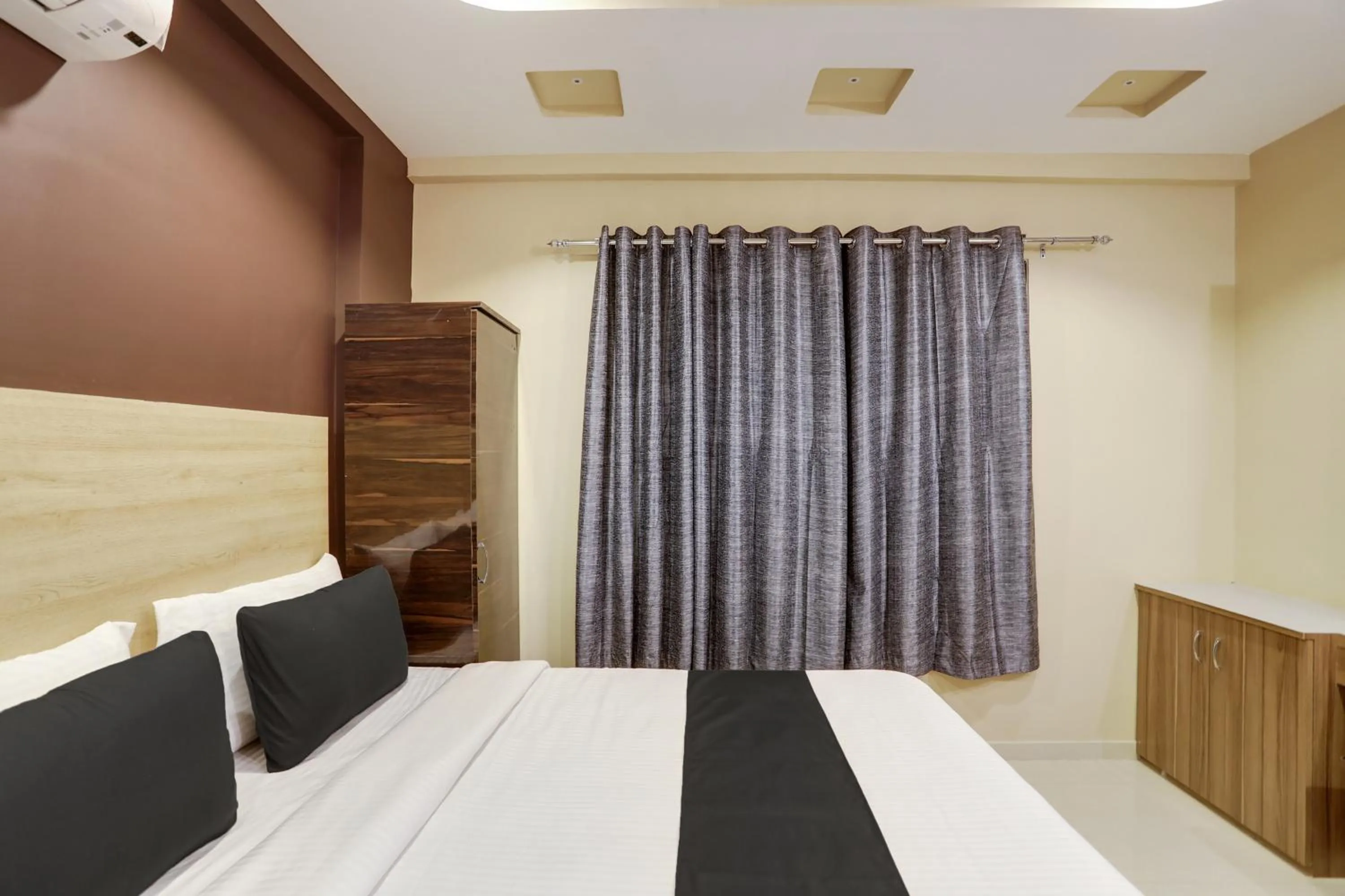 Bedroom in Super Hotel O D K Patil