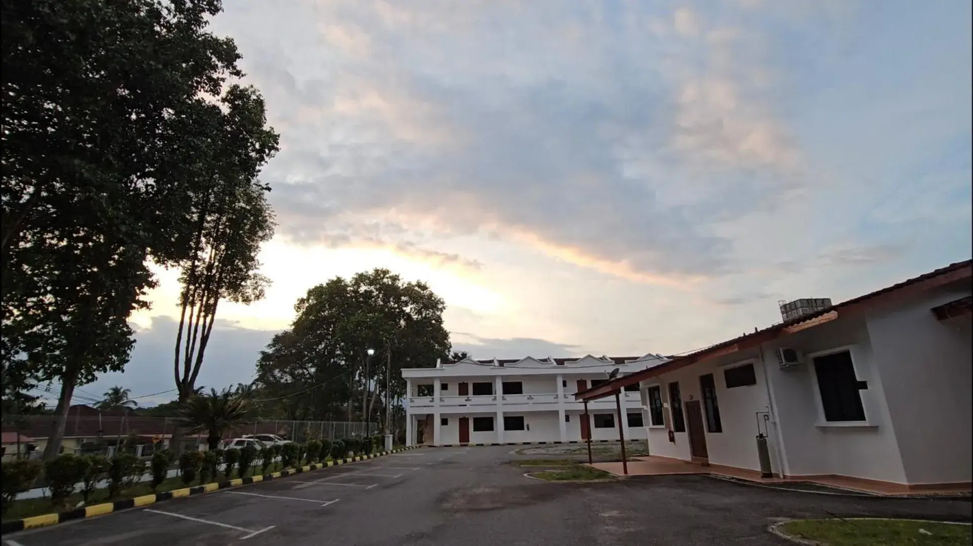 Property building in Cottage Inn Gerik Property building in Cottage Inn Gerik