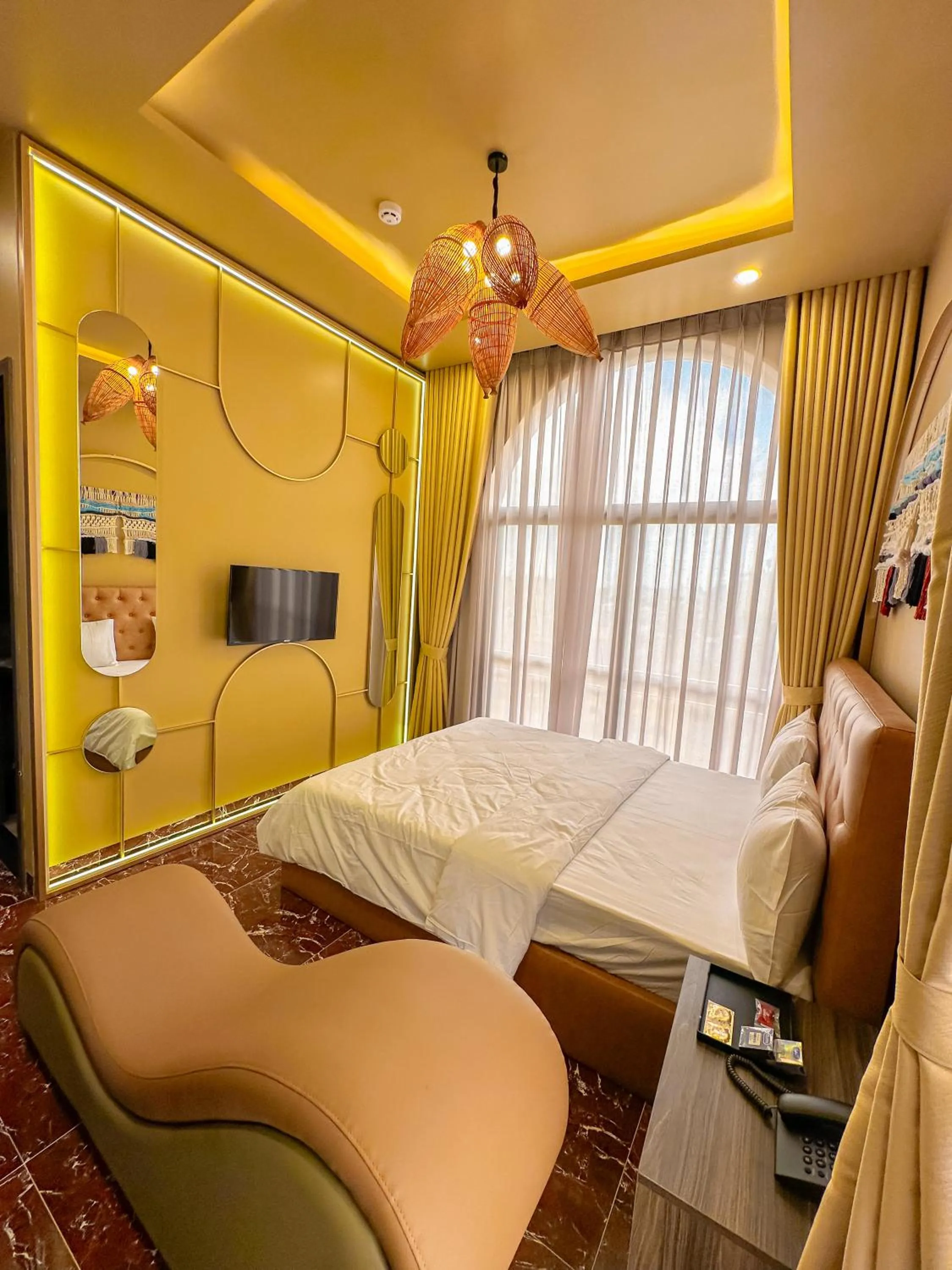 TV and multimedia, Bed in Tuyet Suong Hotel