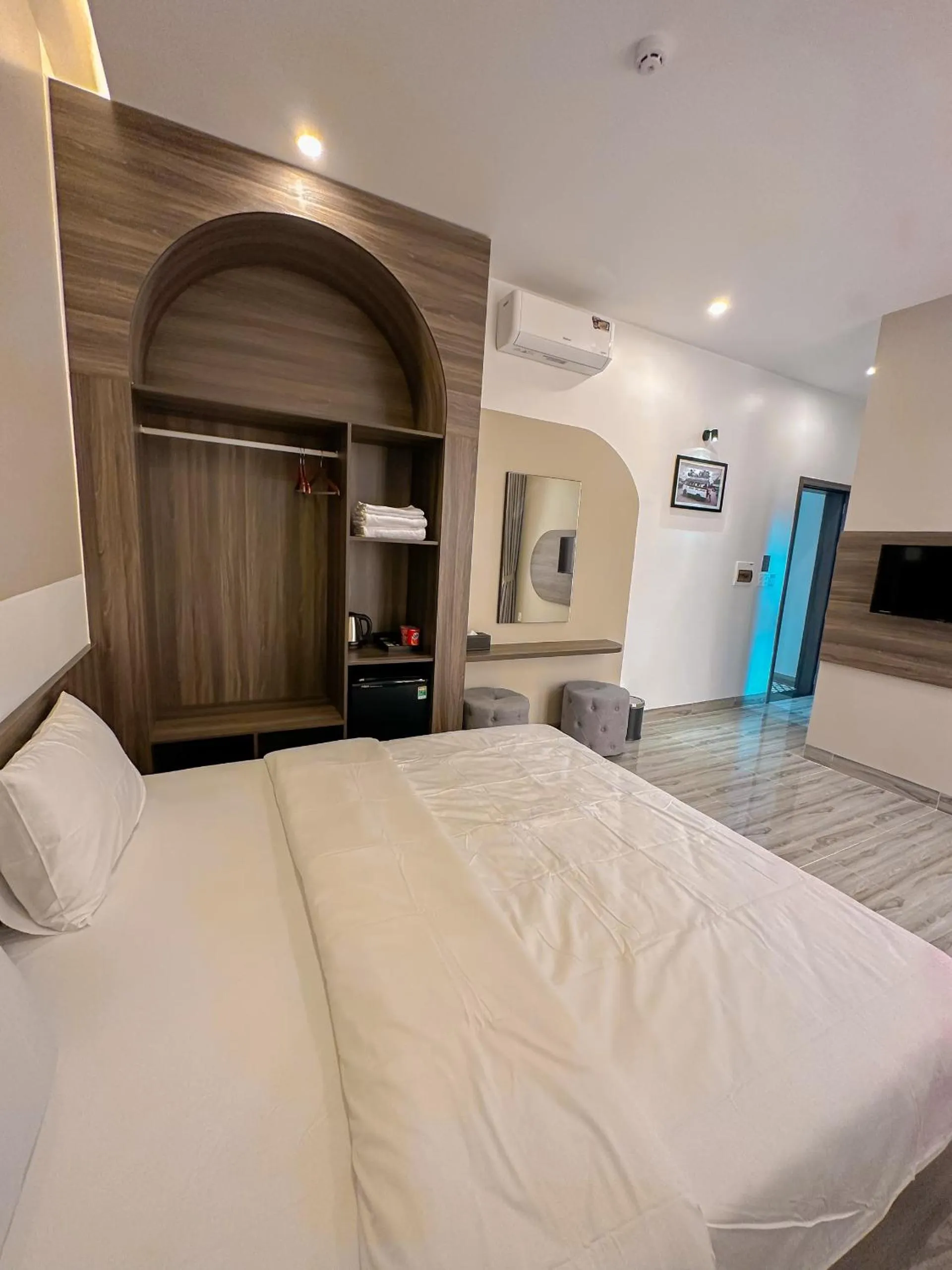 Photo of the whole room, Bed in Tuyet Suong Hotel