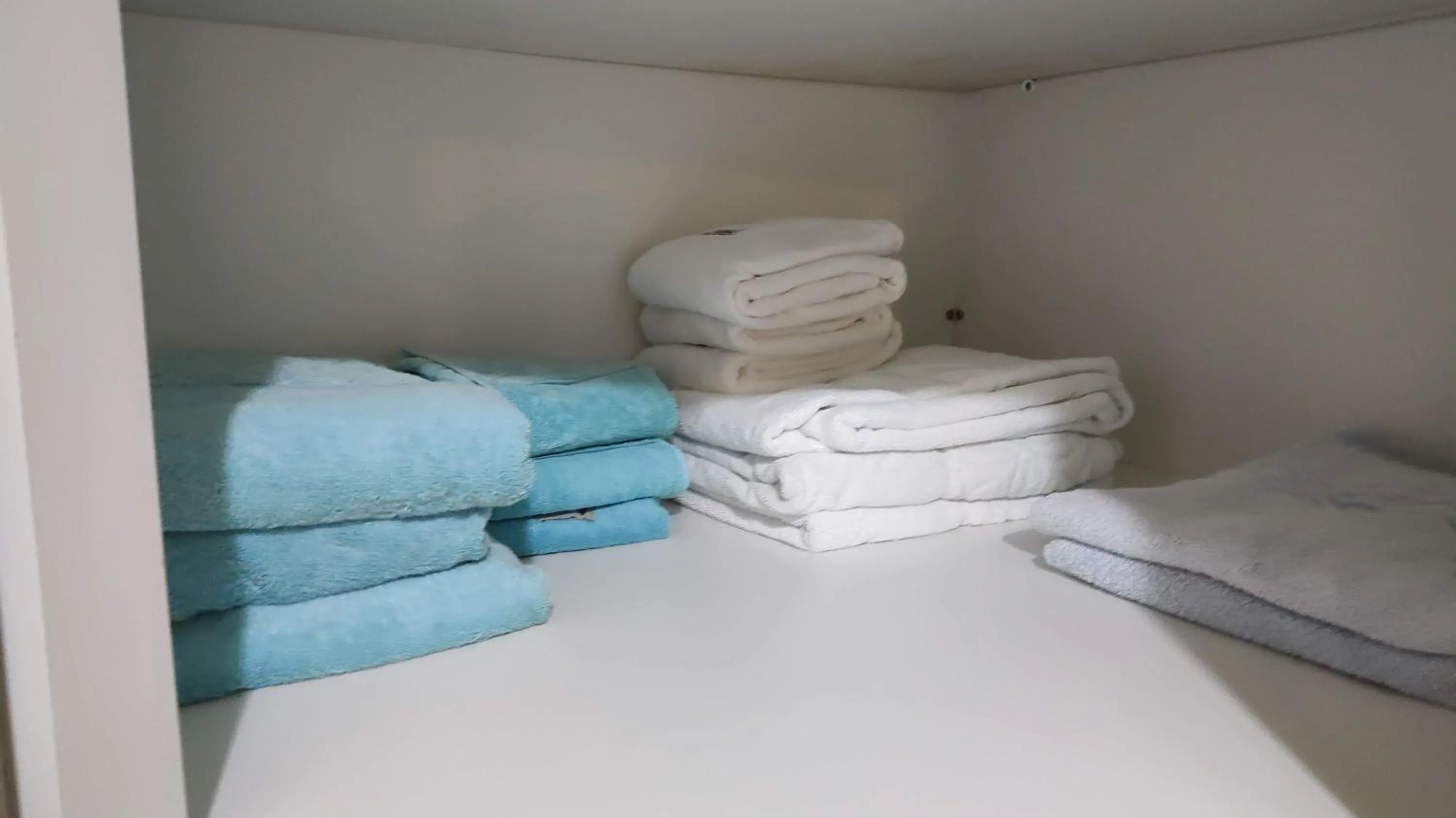 towels, Bed in Port Ville III