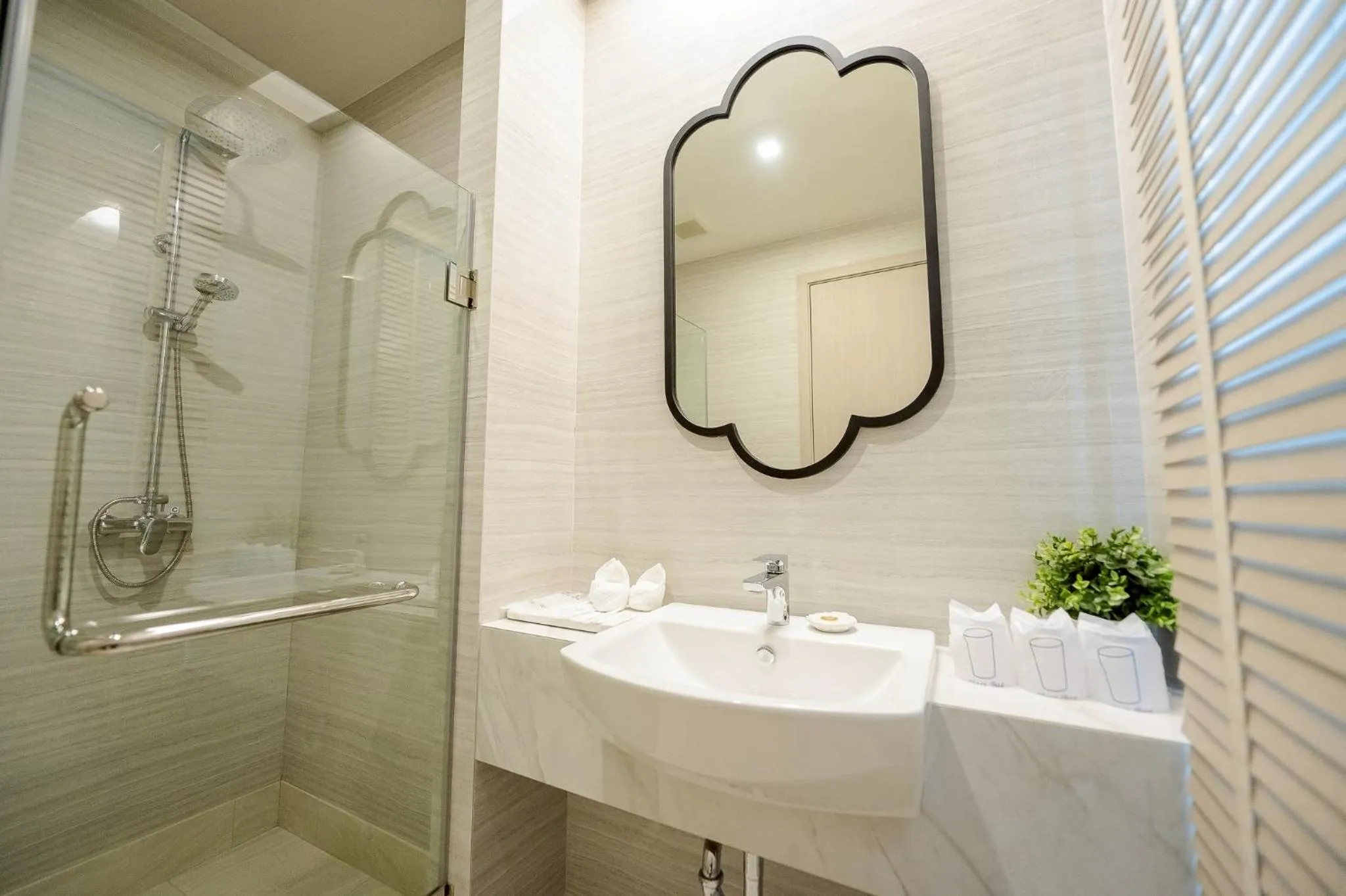 Shower in THE NAVY HOUSE HOTEL