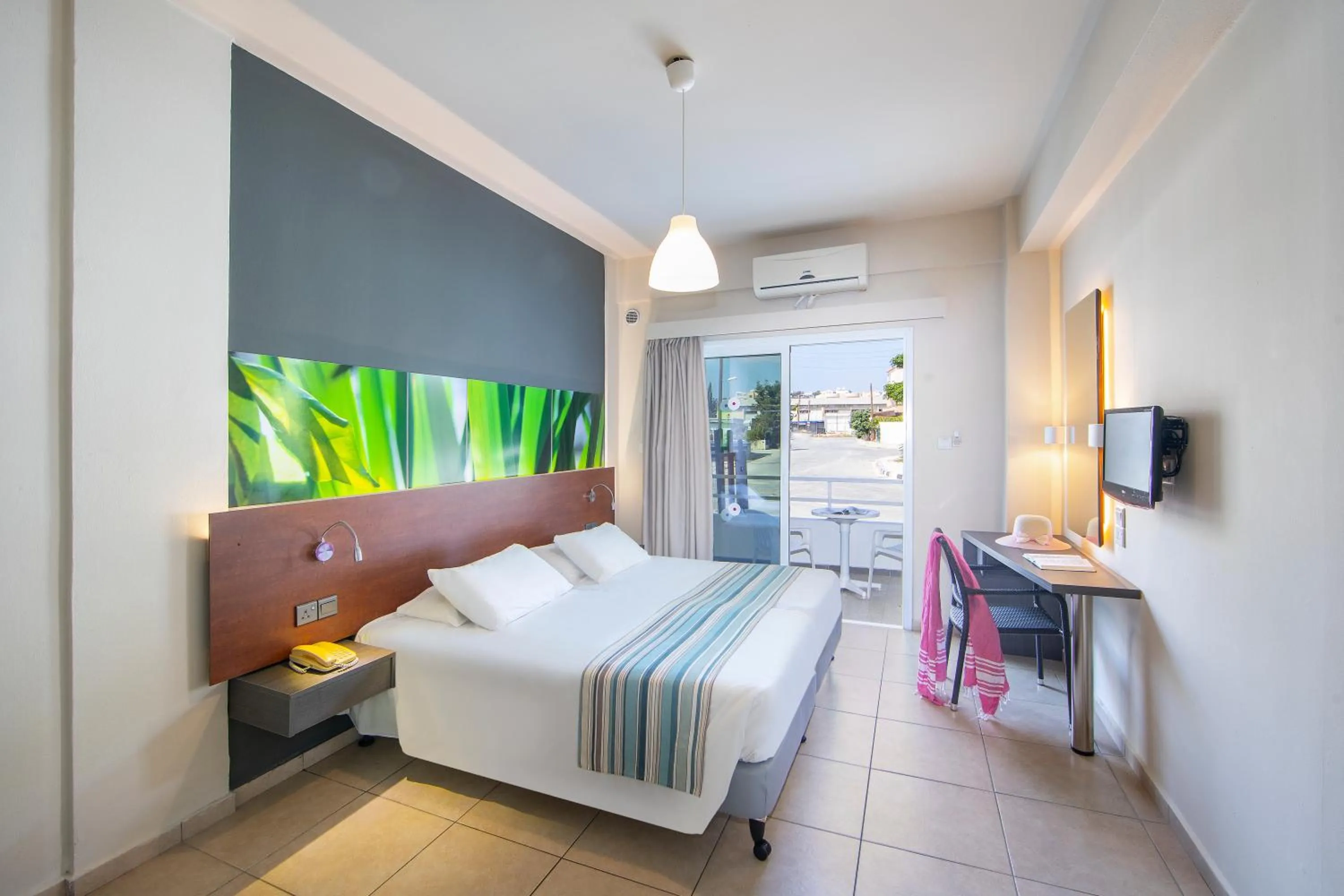 Photo of the whole room, Bed in Mayfair Gardens