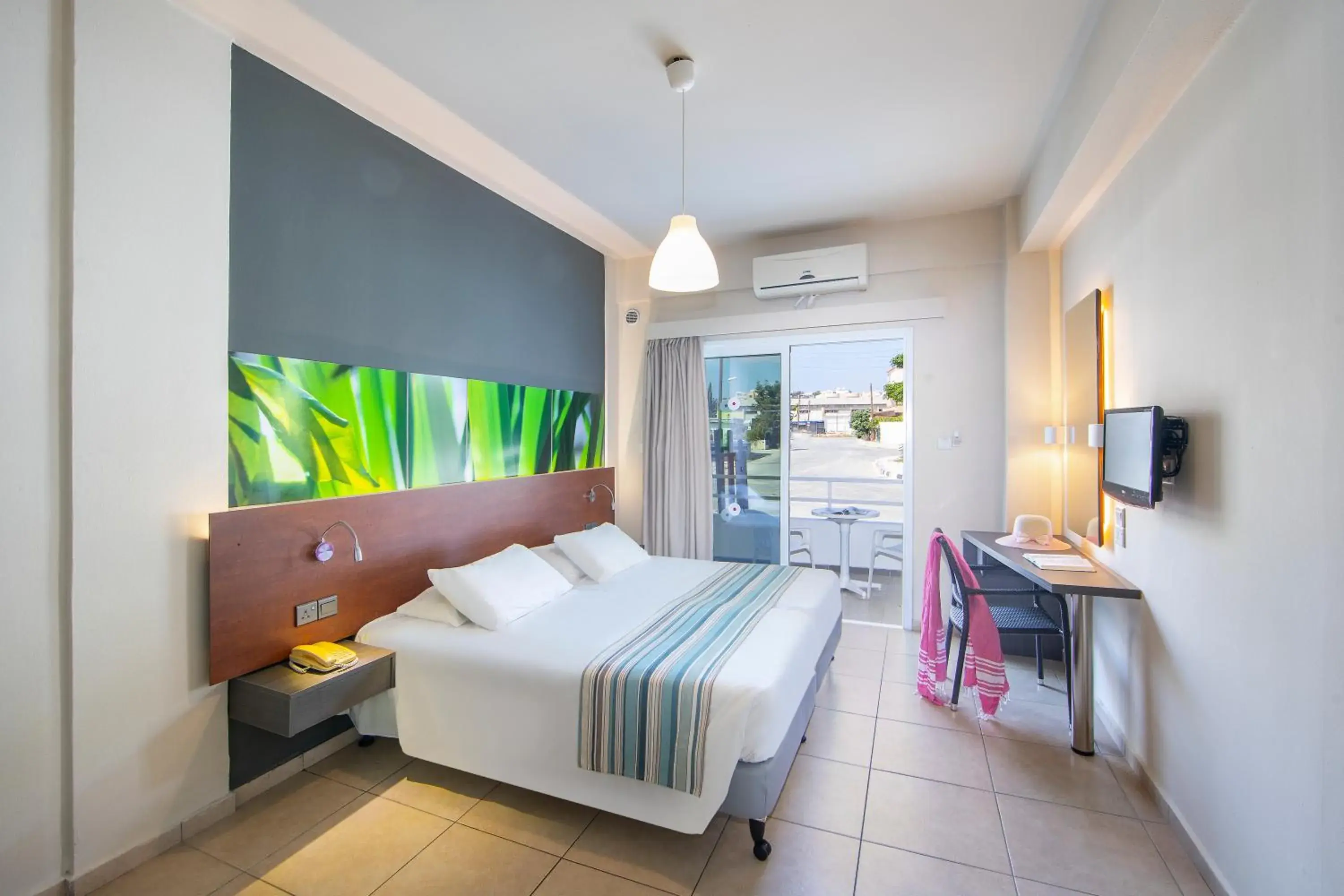 Photo of the whole room, Bed in Mayfair Gardens Photo of the whole room, Bed in Mayfair Gardens