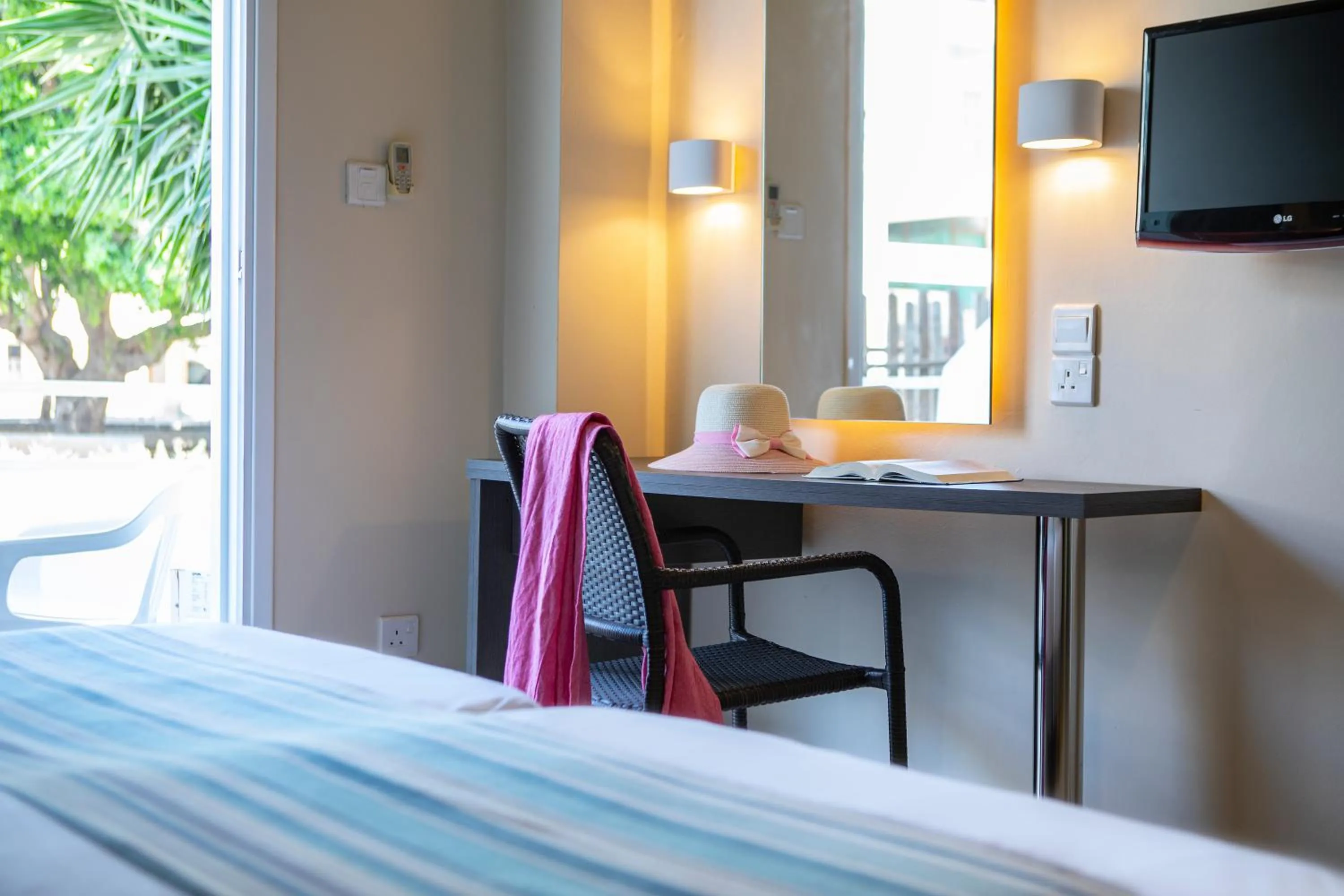 TV and multimedia, Bed in Mayfair Gardens