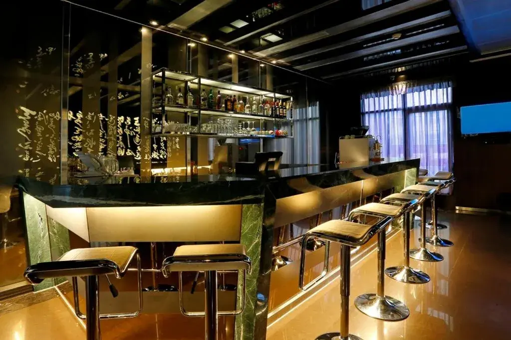 Lounge or bar in Golden Tulip - Aesthetics Lounge or bar in Golden Tulip - Aesthetics