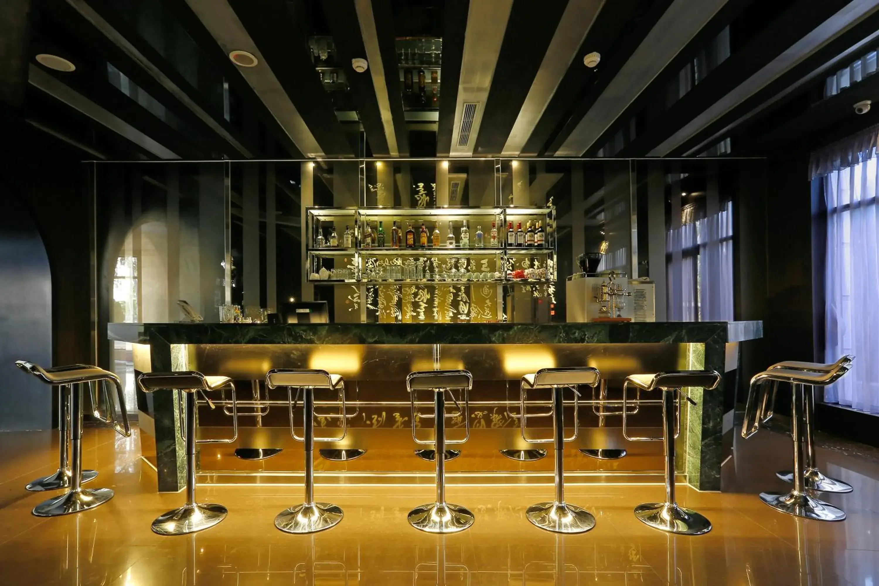 Lounge or bar in Golden Tulip - Aesthetics Lounge or bar in Golden Tulip - Aesthetics