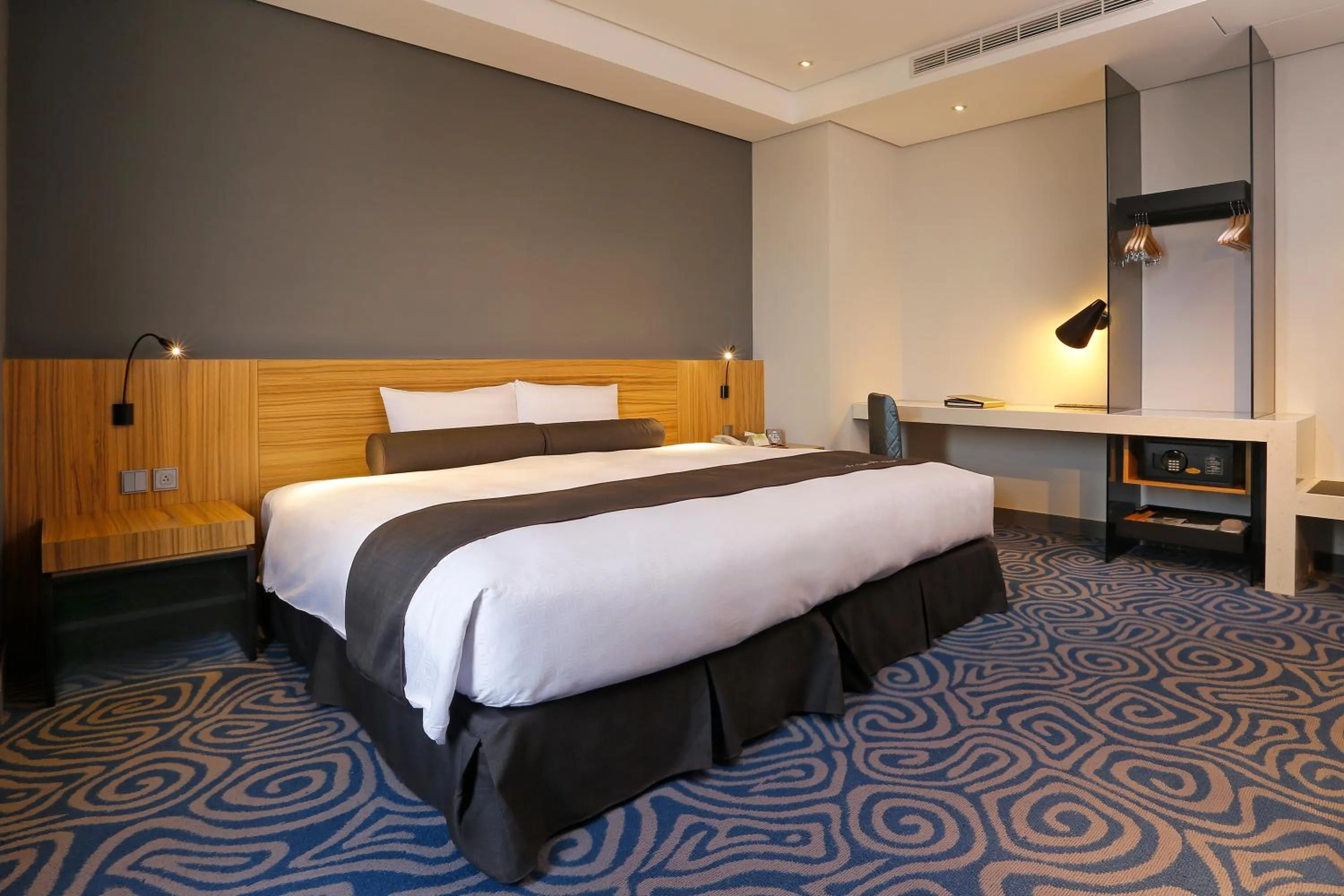 Bed in Golden Tulip - Aesthetics