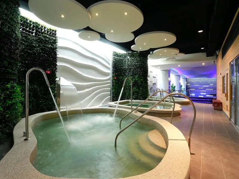 Hot Tub in Golden Tulip - Aesthetics