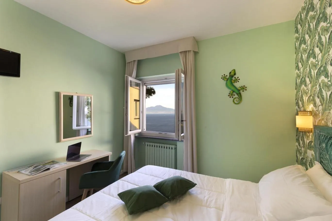 Bed in Hotel Villa Lubrense Sorrento