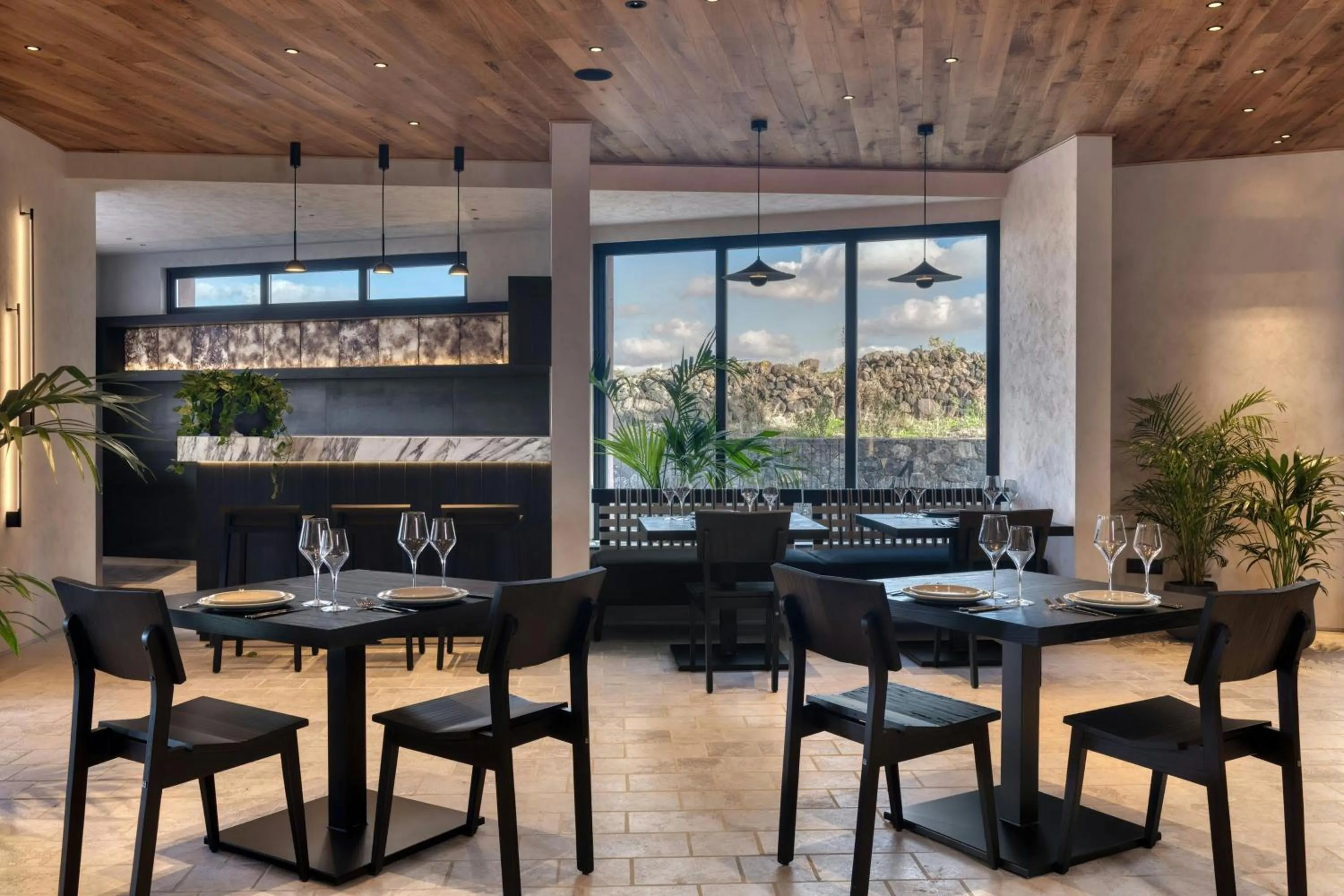 Lounge or bar in Domes Novos Santorini, Autograph Collection