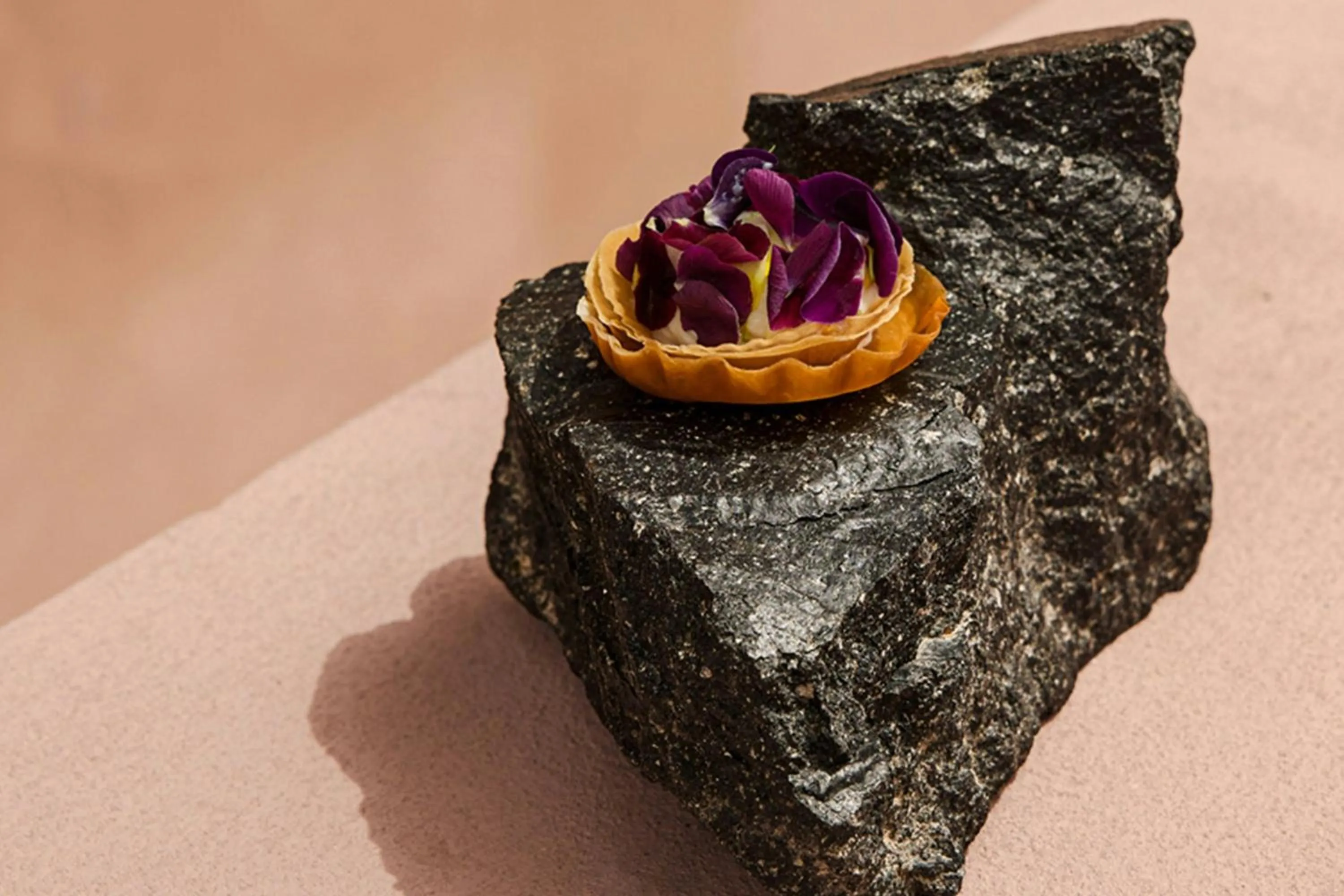 Lounge or bar in Domes Novos Santorini, Autograph Collection