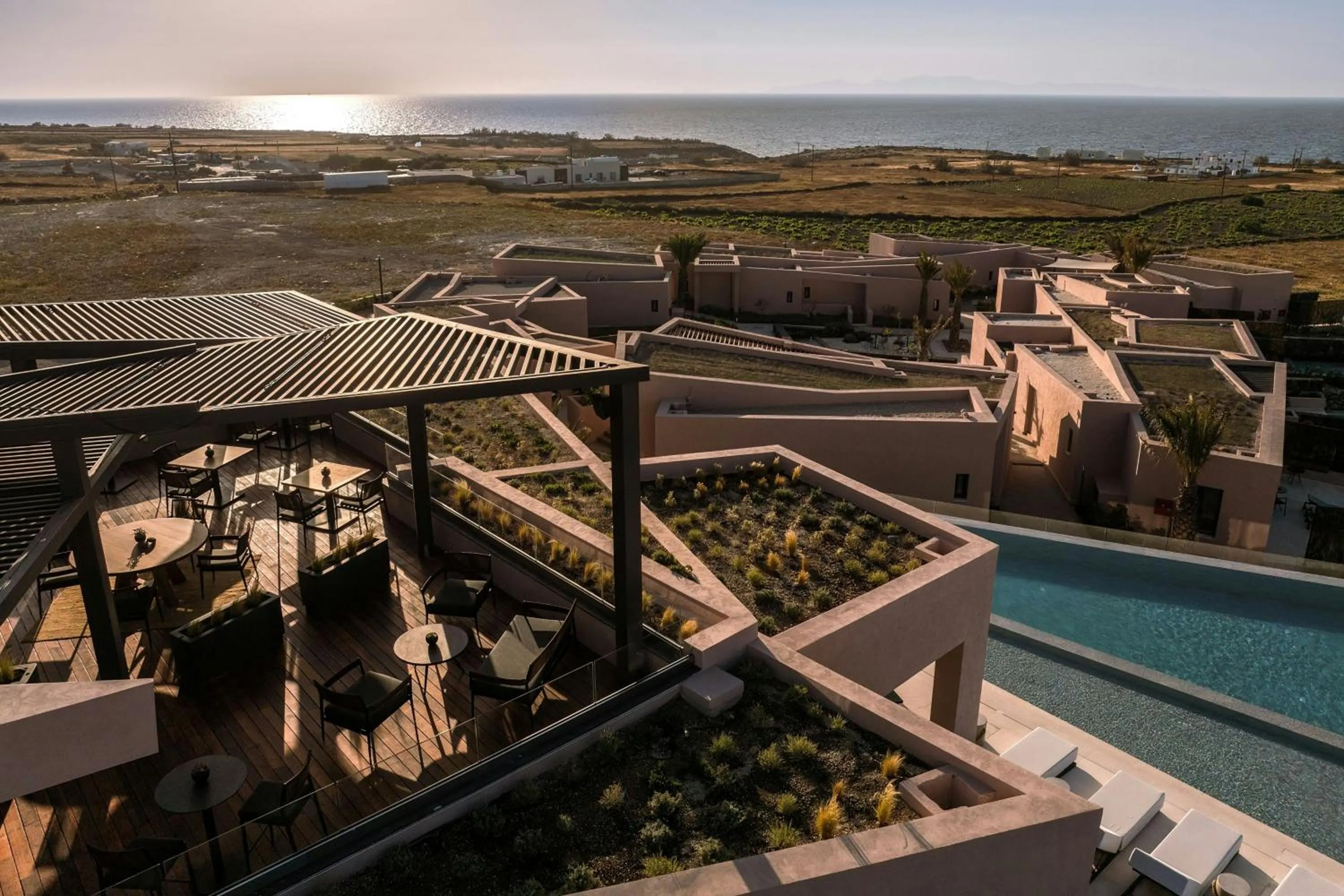 Lounge or bar in Domes Novos Santorini, Autograph Collection