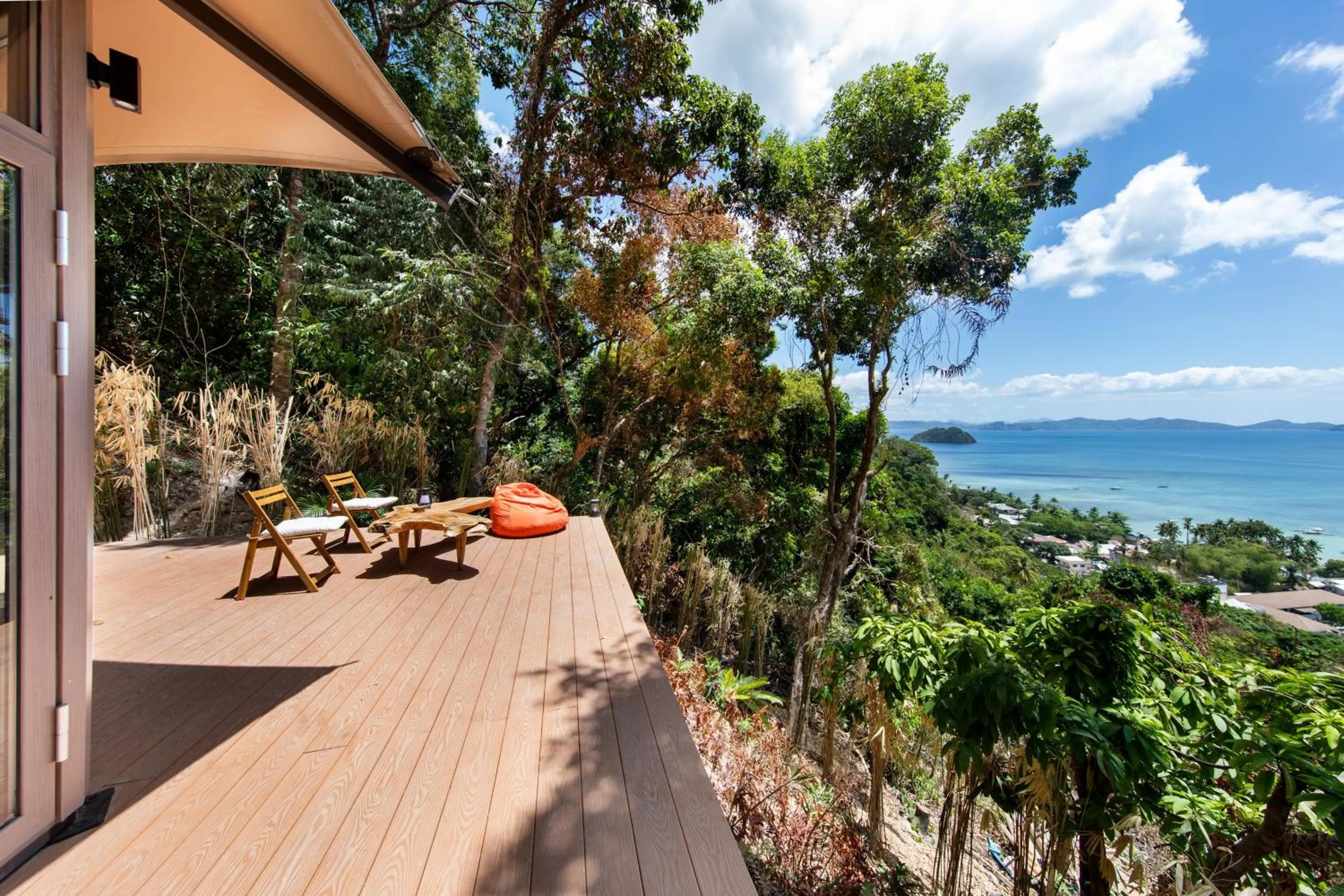 Patio in The Jungle Lodge -Glamping at Karuna El Nido