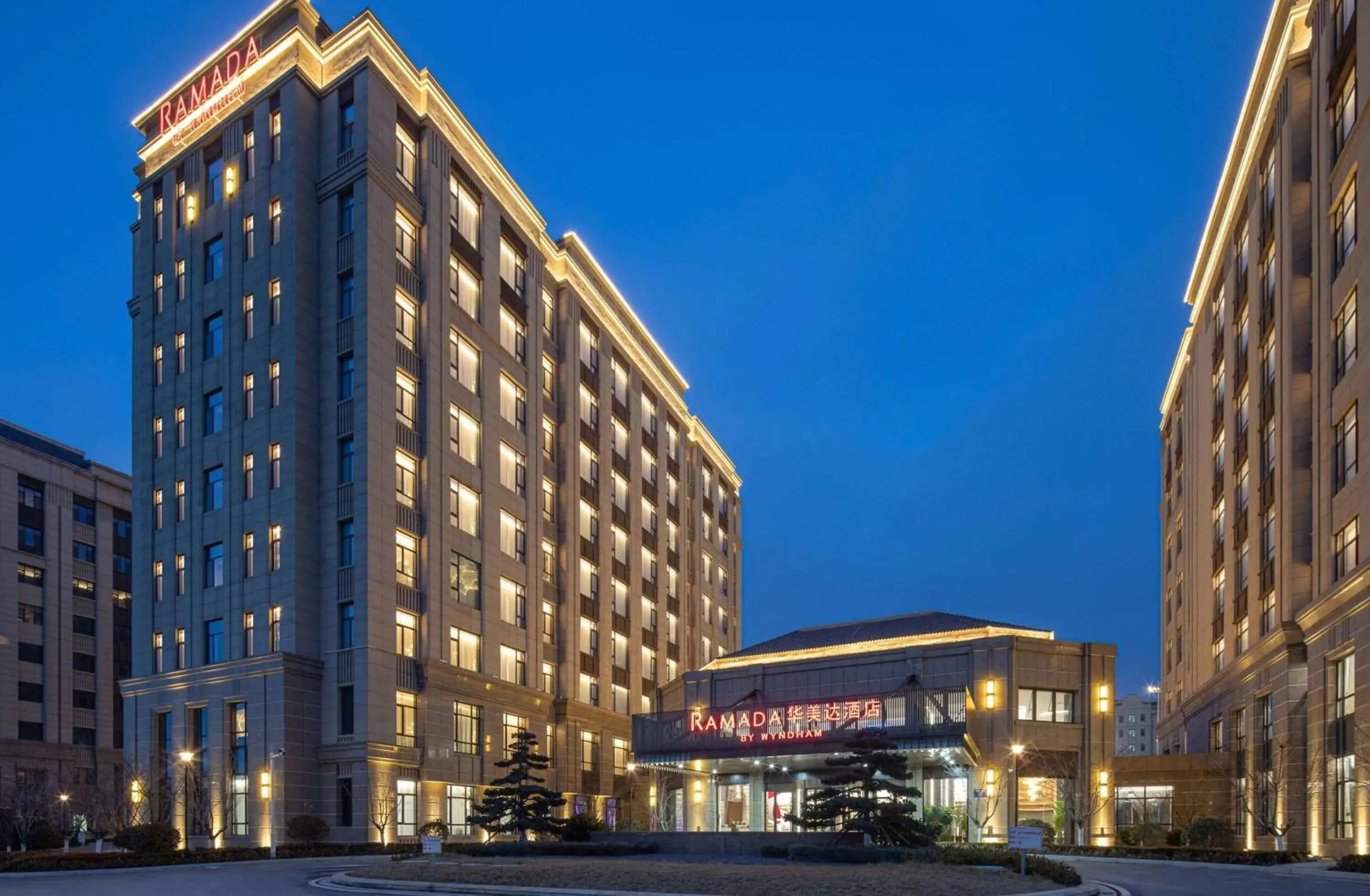 Property building in Ramada by Wyndham Qingdao Jiaodong International Airport Property building in Ramada by Wyndham Qingdao Jiaodong International Airport