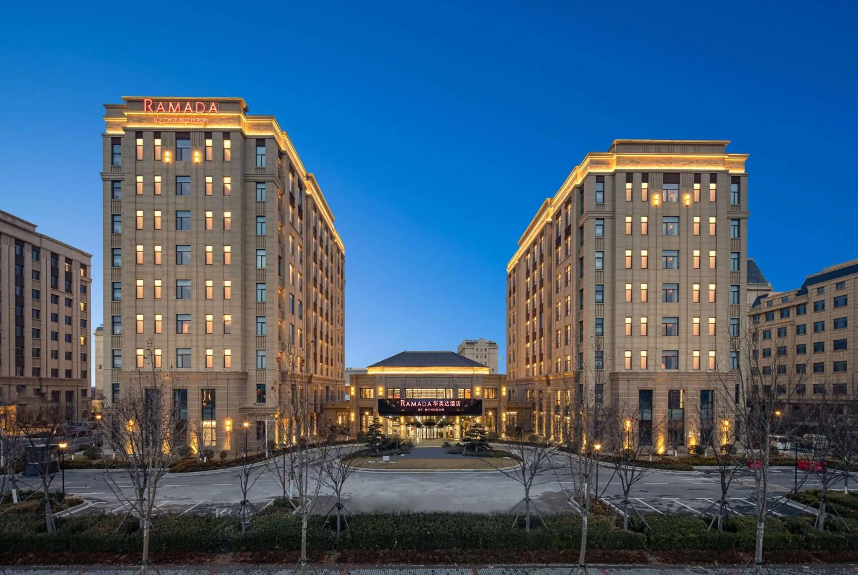 Property building in Ramada by Wyndham Qingdao Jiaodong International Airport Property building in Ramada by Wyndham Qingdao Jiaodong International Airport