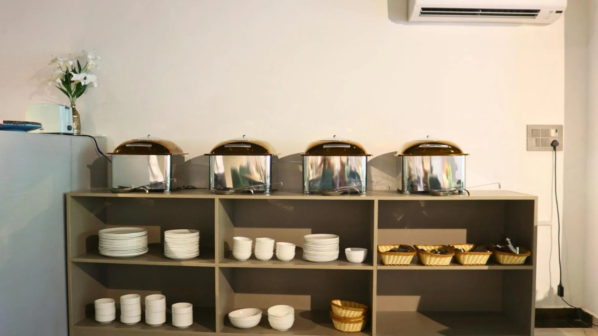 Restaurant/places to eat in AVA Hotels and Corporates Millennium City