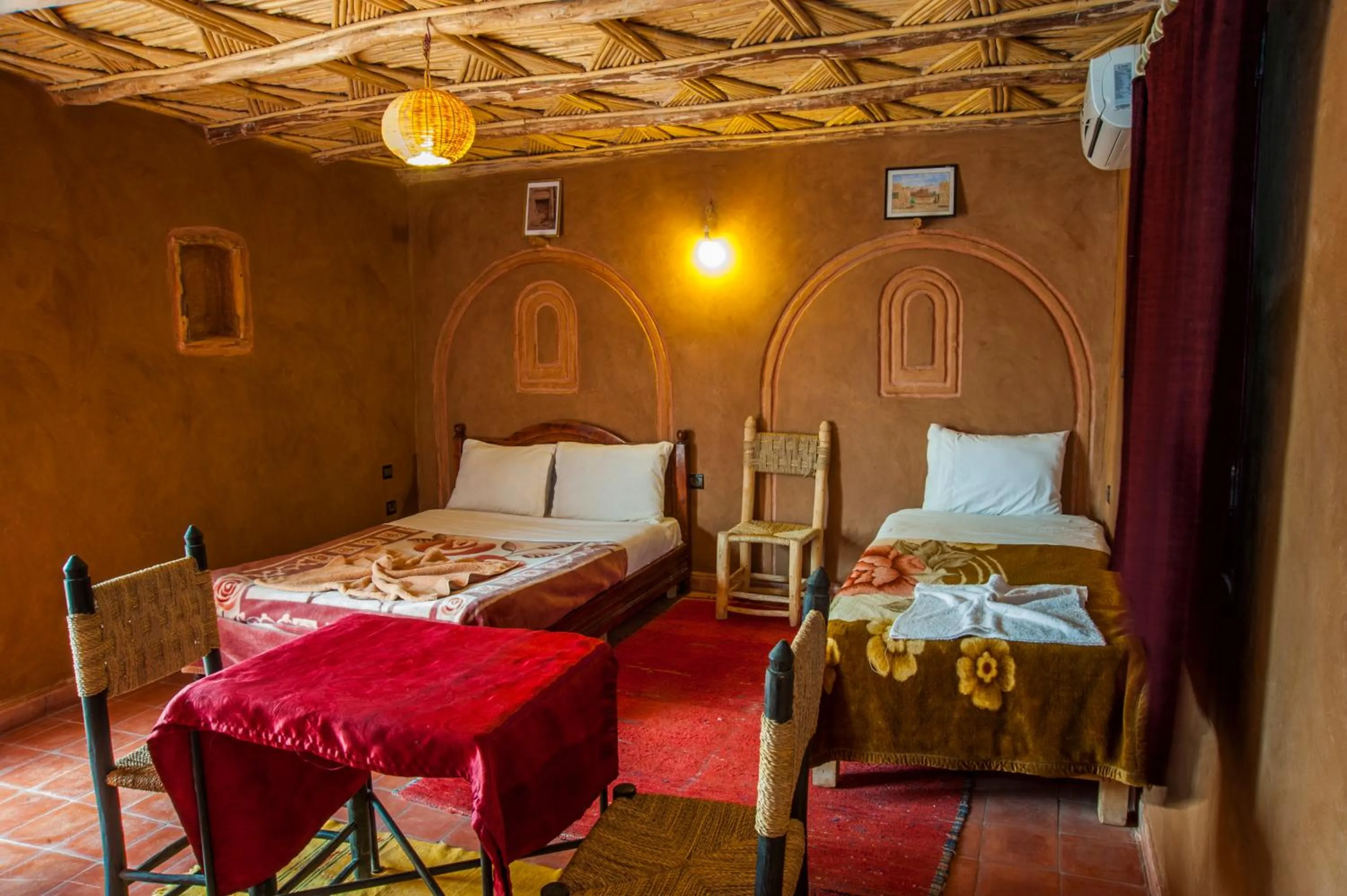 Photo of the whole room, Bed in La Baraka Auberge