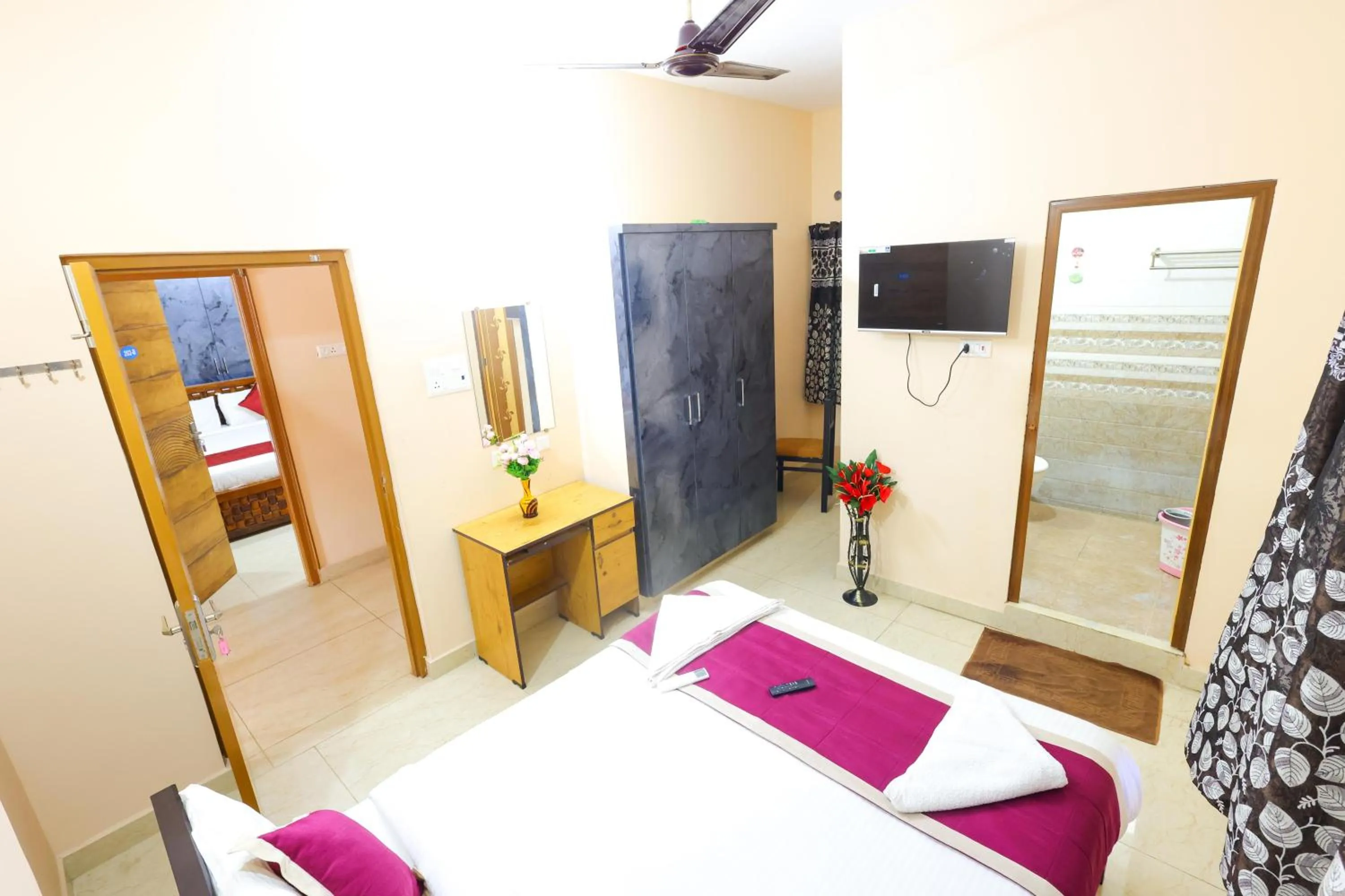 TV and multimedia, Bed in SBHS Homestay - Garudadri - Tirupati Bus Stand