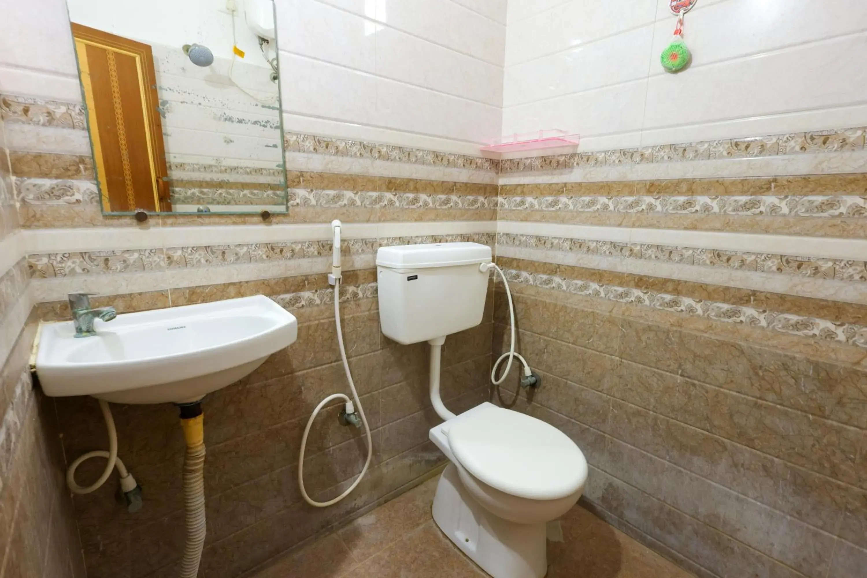 Toilet in SBHS Homestay - Garudadri - Tirupati Bus Stand Toilet in SBHS Homestay - Garudadri - Tirupati Bus Stand