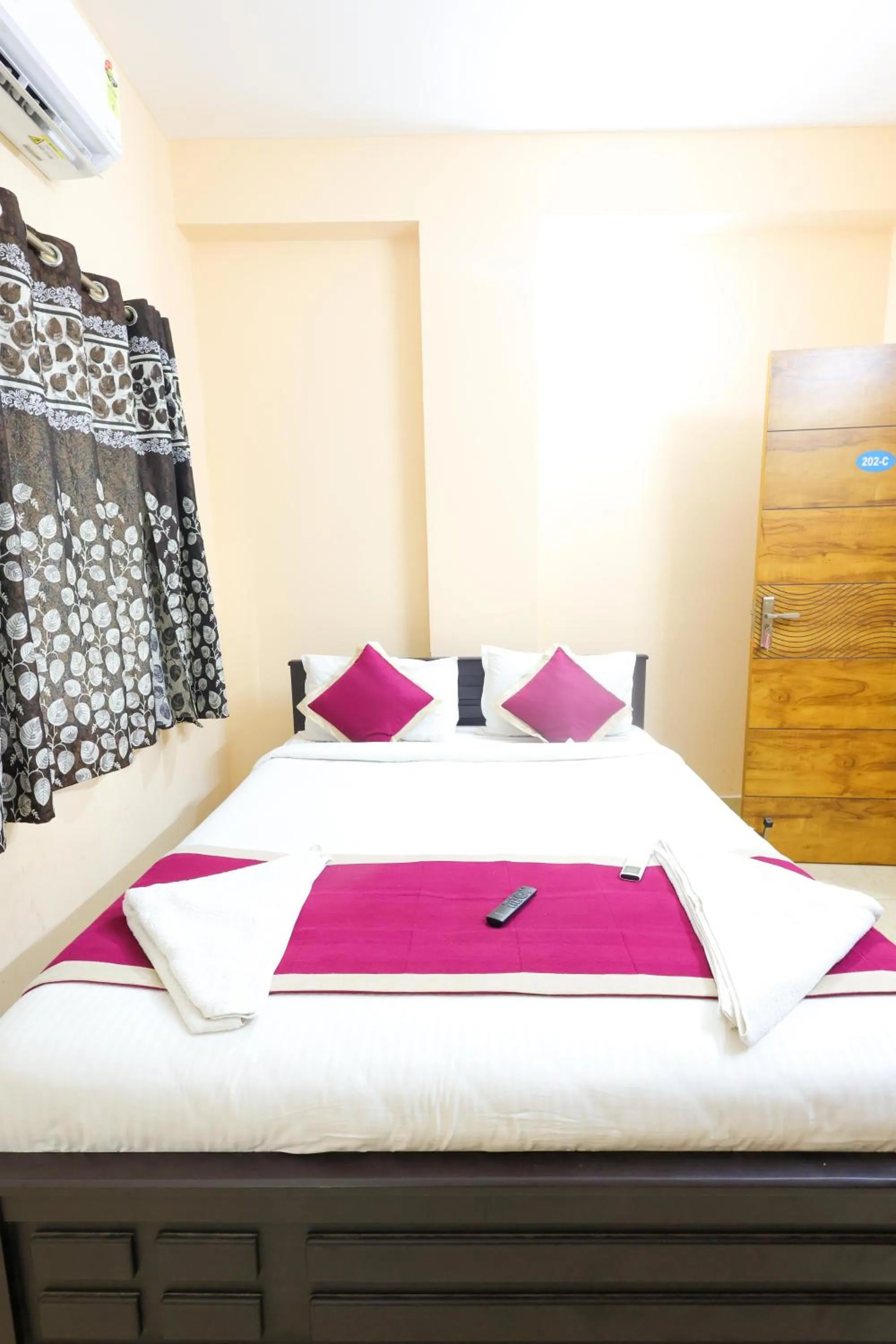 Bed in SBHS Homestay - Garudadri - Tirupati Bus Stand