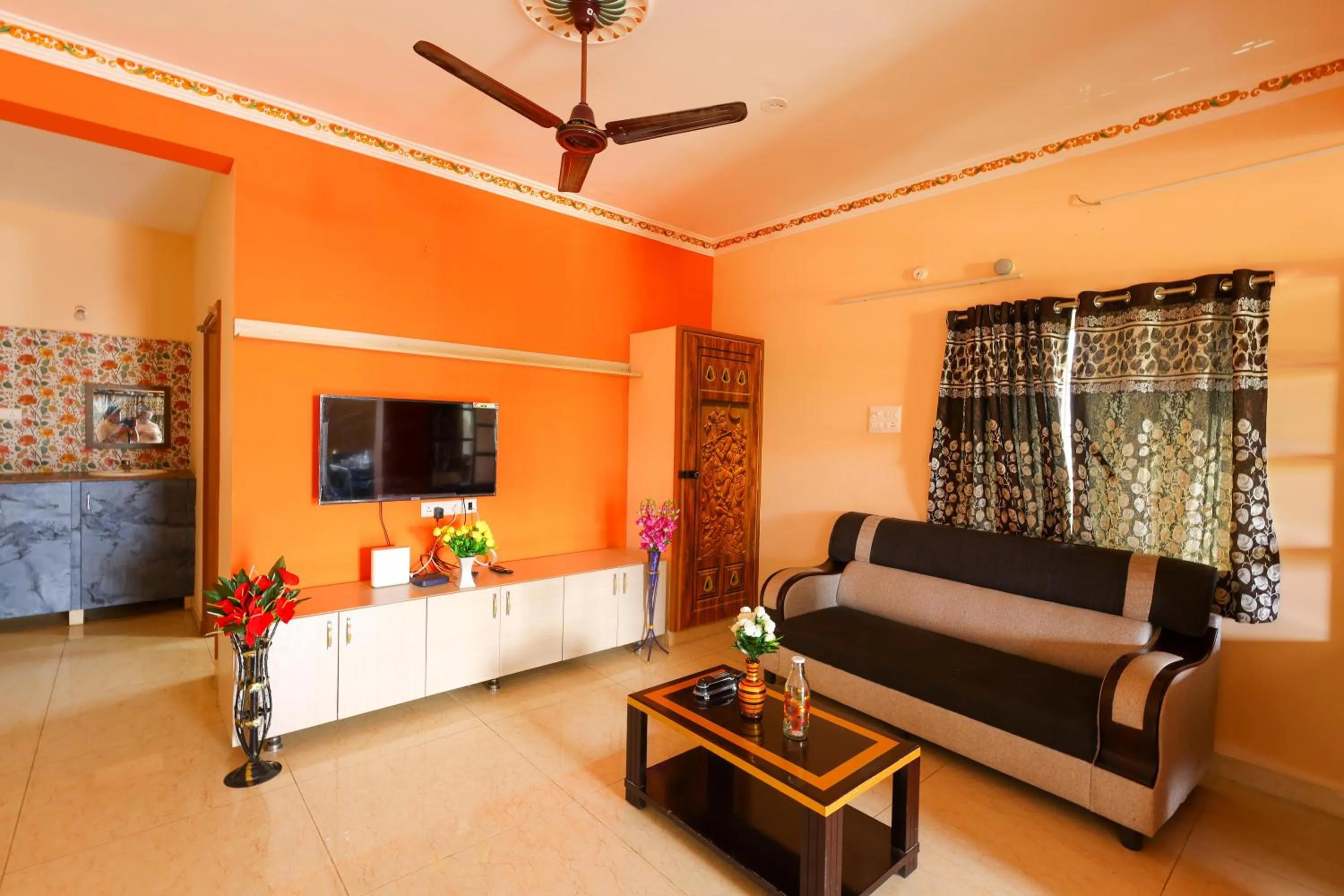 TV and multimedia in SBHS Homestay - Garudadri - Tirupati Bus Stand