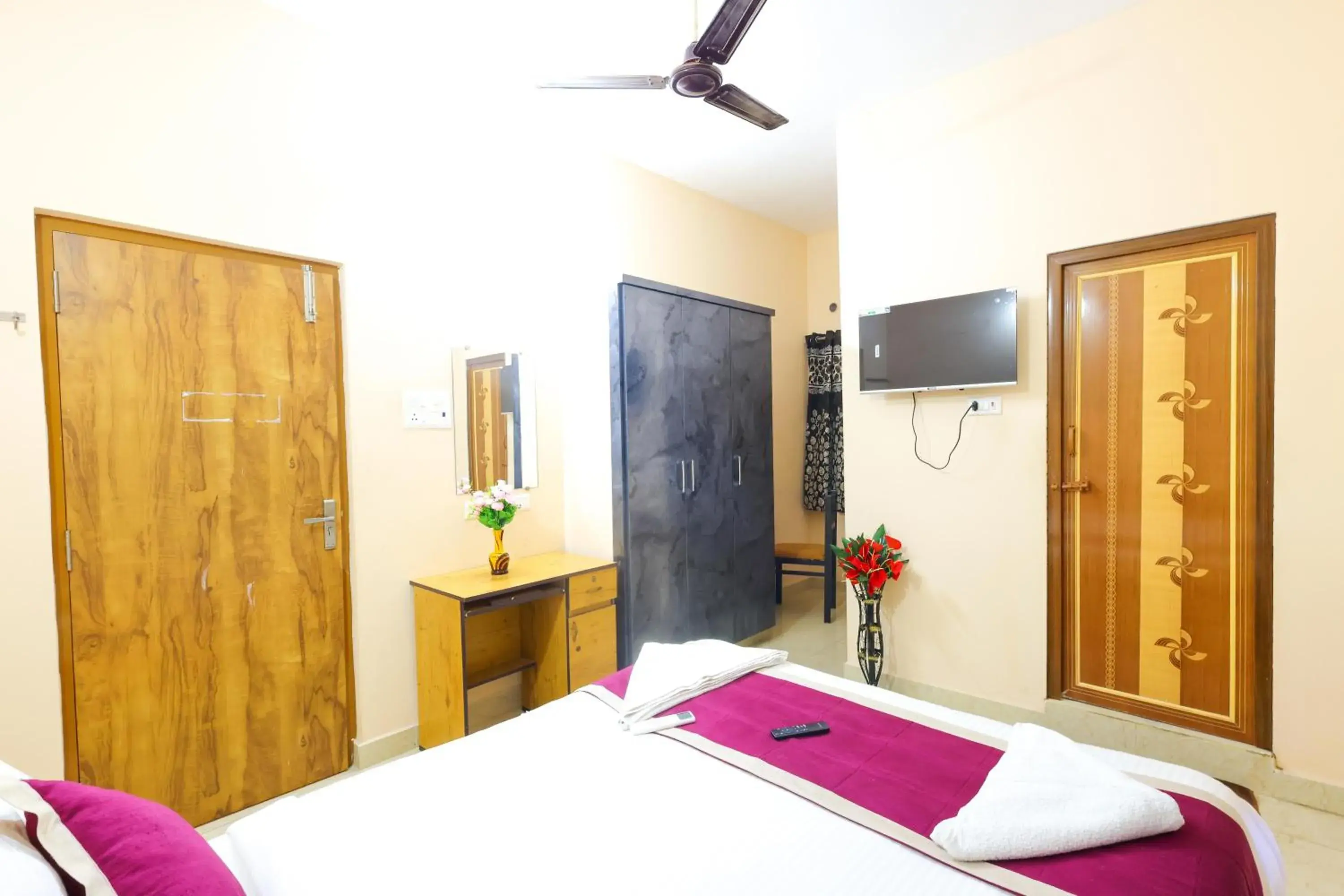 Bedroom, Bed in SBHS Homestay - Garudadri - Tirupati Bus Stand Bedroom, Bed in SBHS Homestay - Garudadri - Tirupati Bus Stand