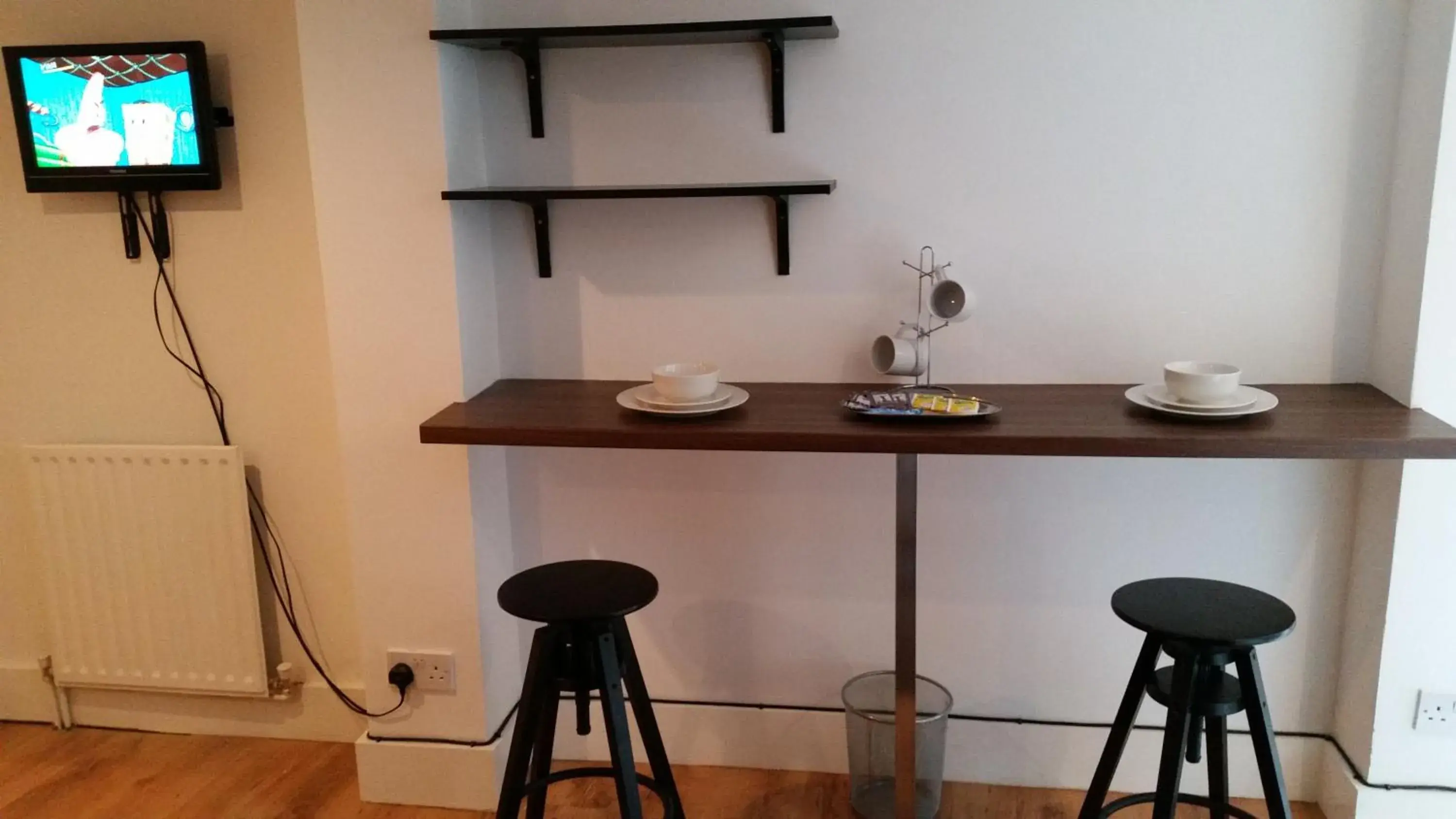 Dining area in Shepherd's Bush Flats Dining area in Shepherd's Bush Flats