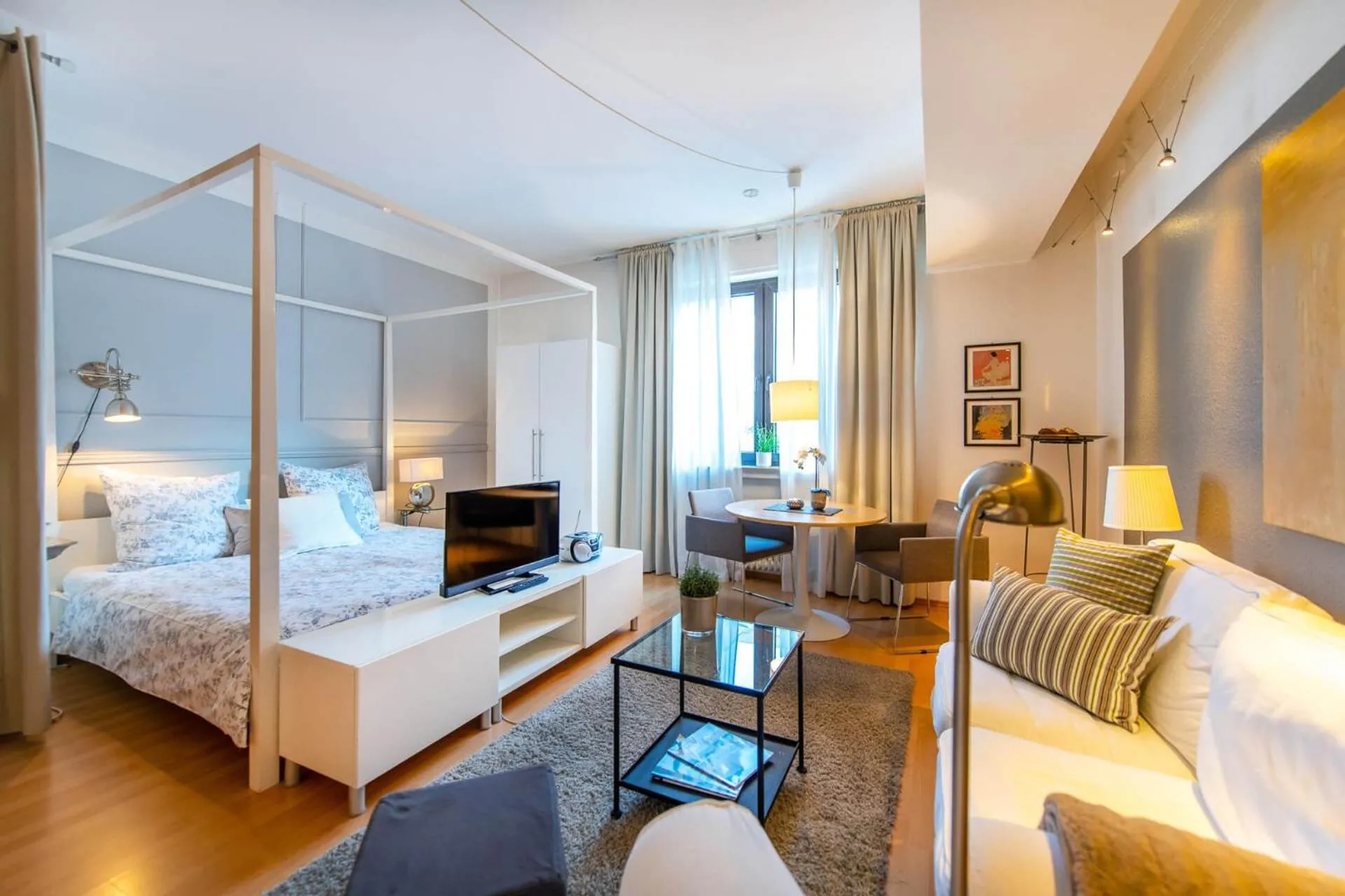 Living room, Bed in Ferienwohnung Koblenz Altstadt