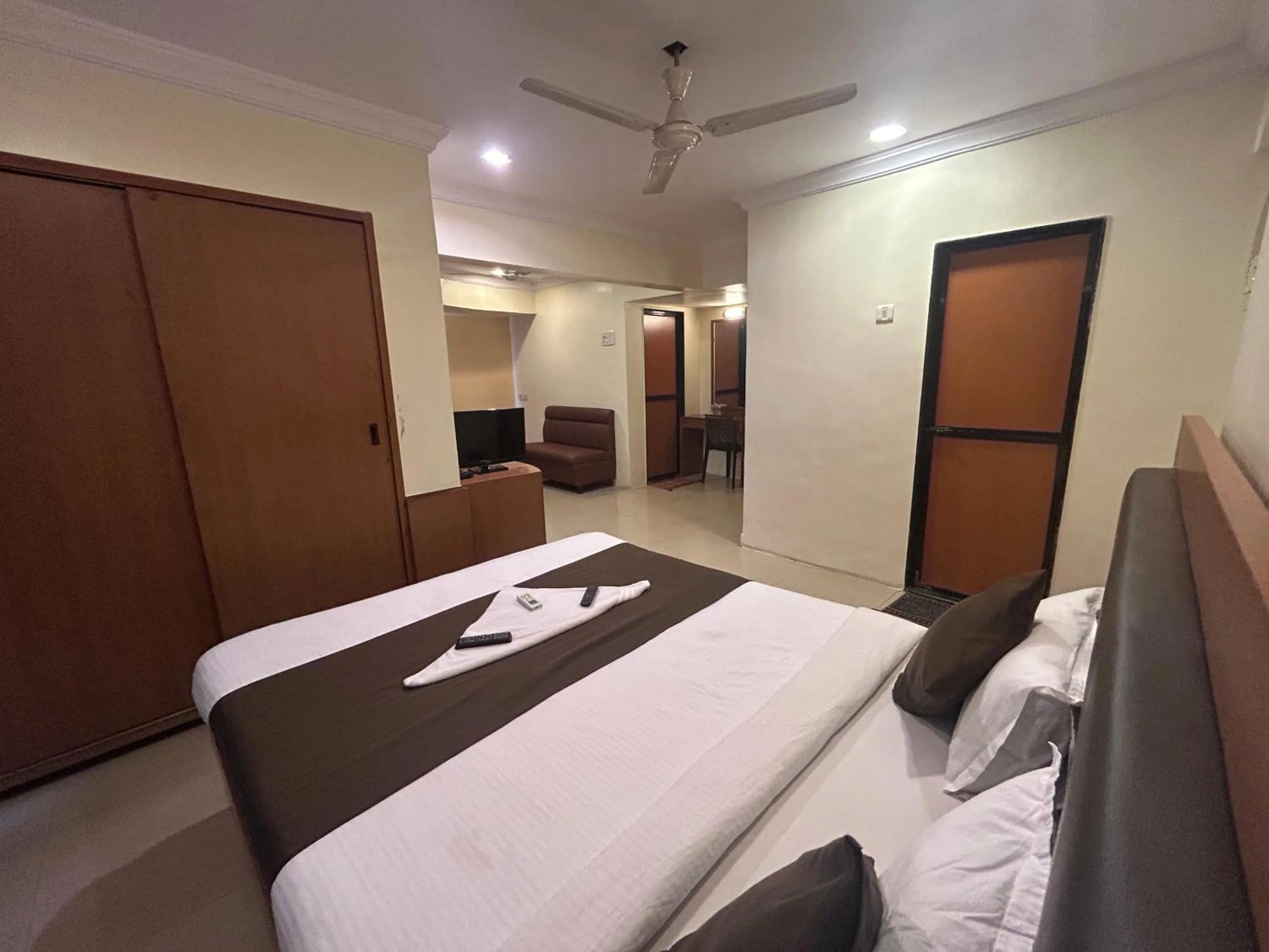 TV and multimedia, Bed in Hotel Lucky Goregaon