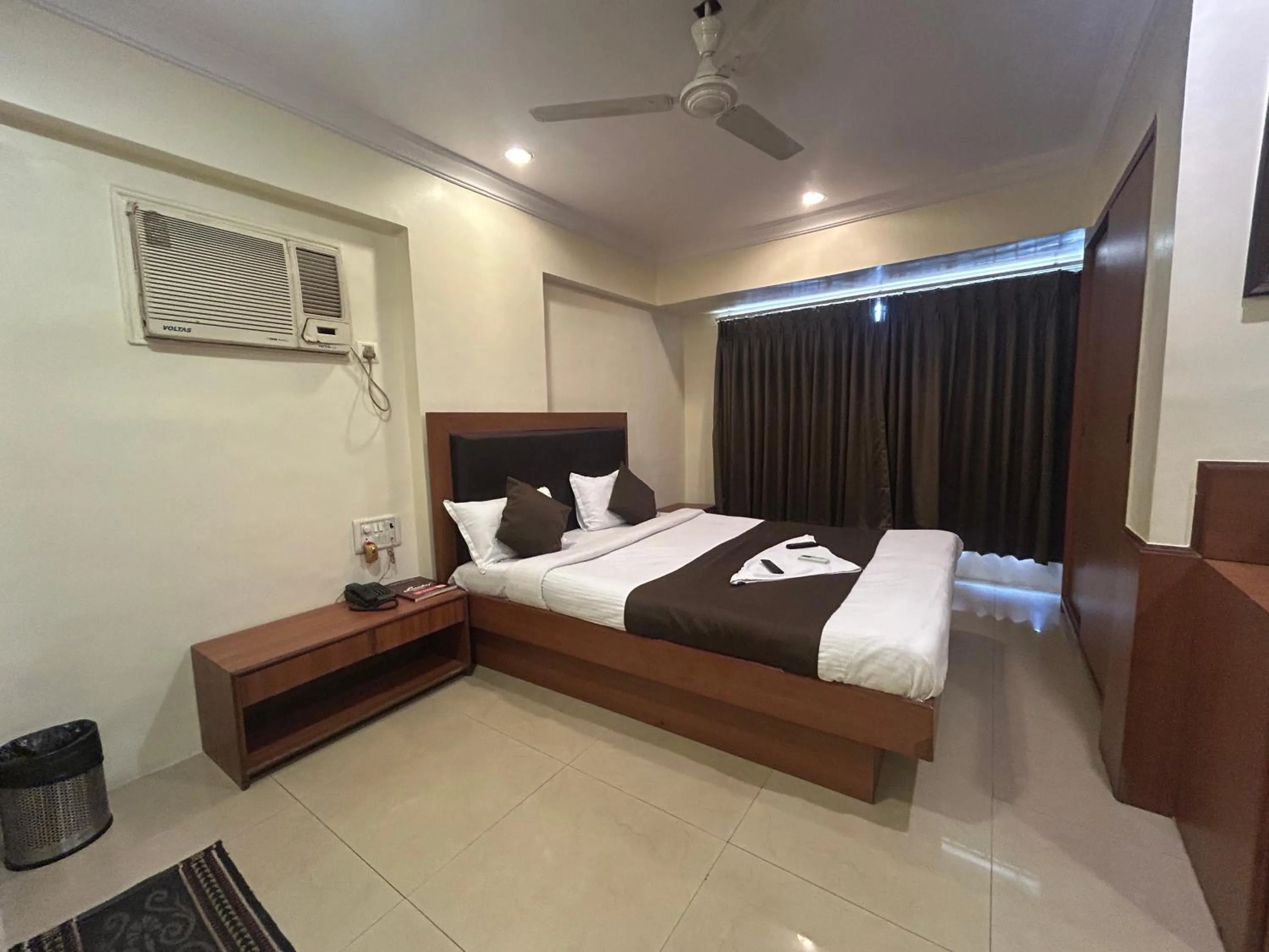 TV and multimedia, Bed in Hotel Lucky Goregaon