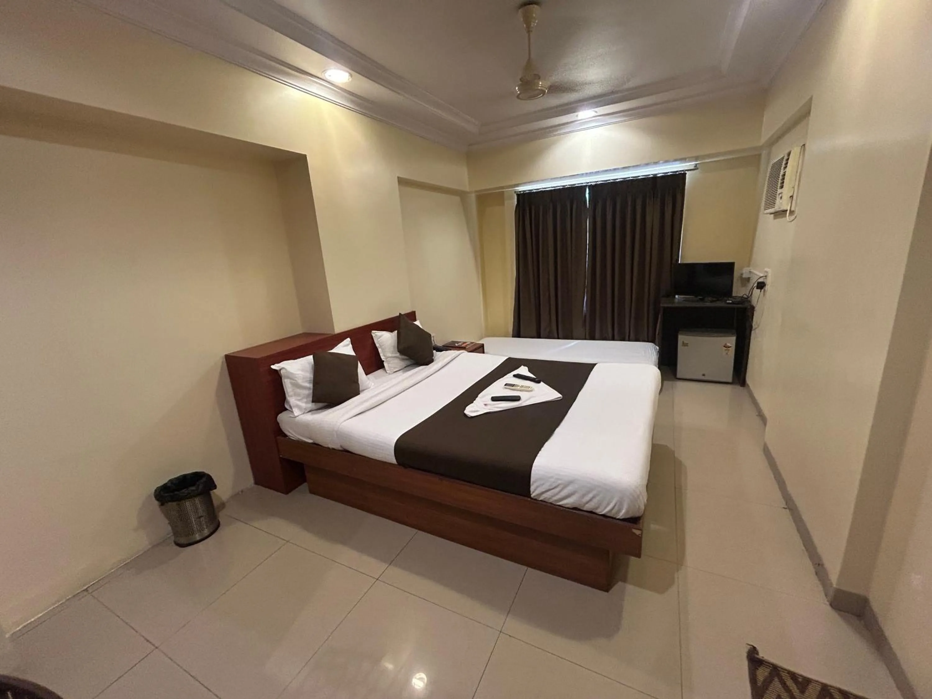 TV and multimedia, Bed in Hotel Lucky Goregaon