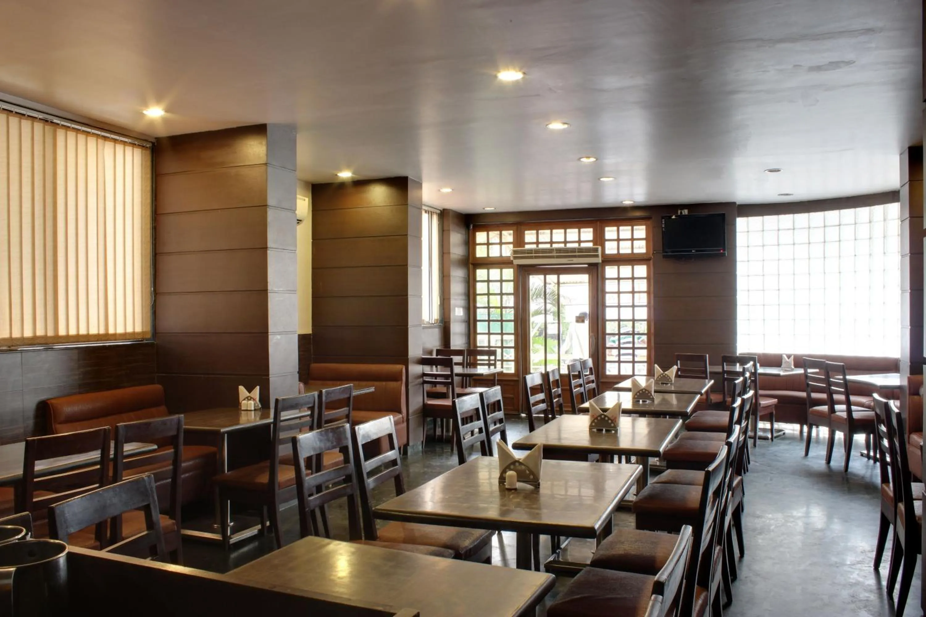 Restaurant/places to eat in Hotel Lucky Goregaon