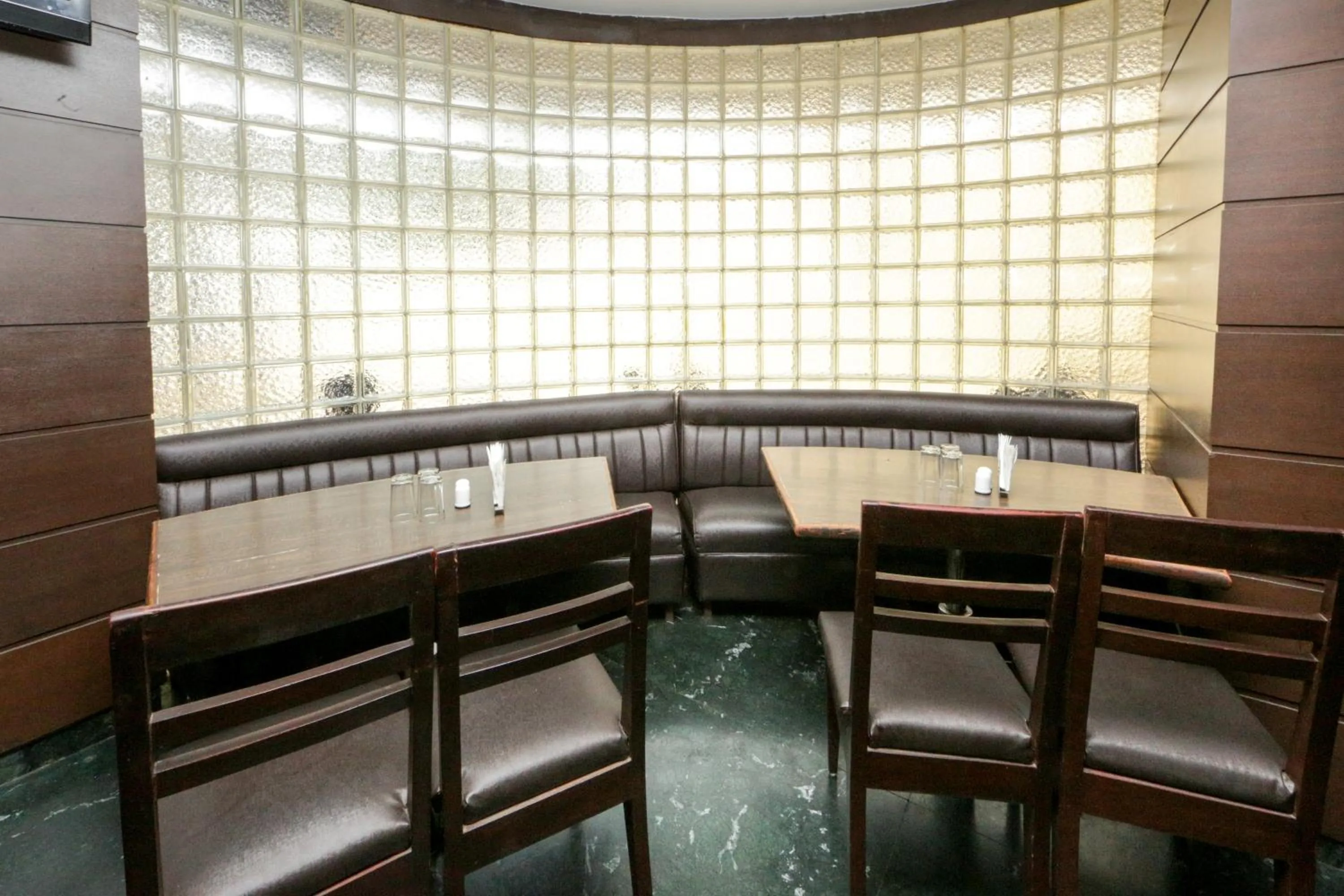 Restaurant/places to eat in Hotel Lucky Goregaon