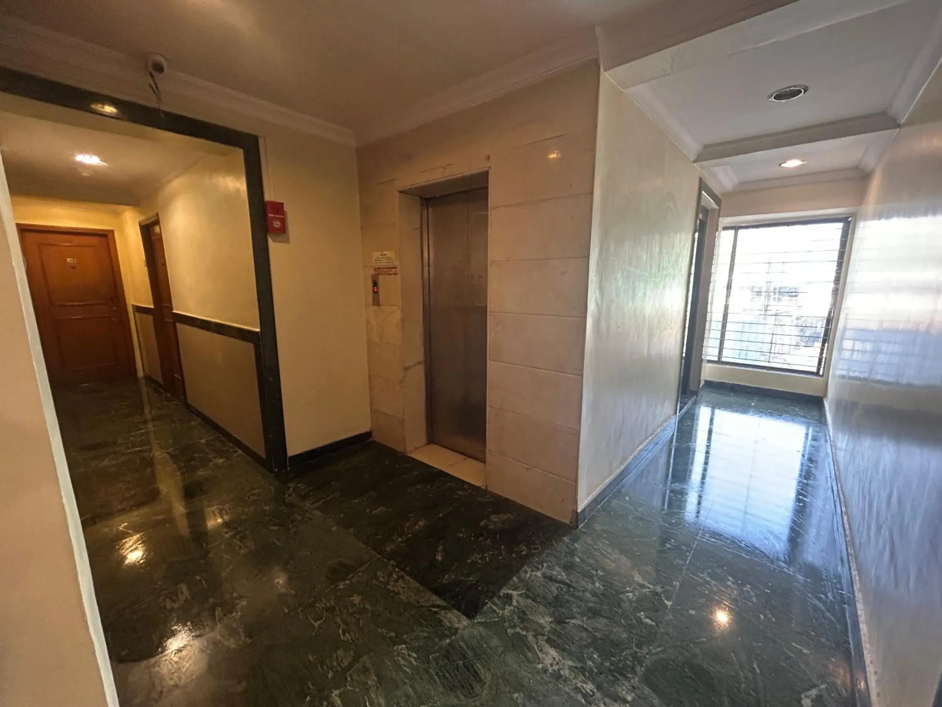 Property building in Hotel Lucky Goregaon Property building in Hotel Lucky Goregaon