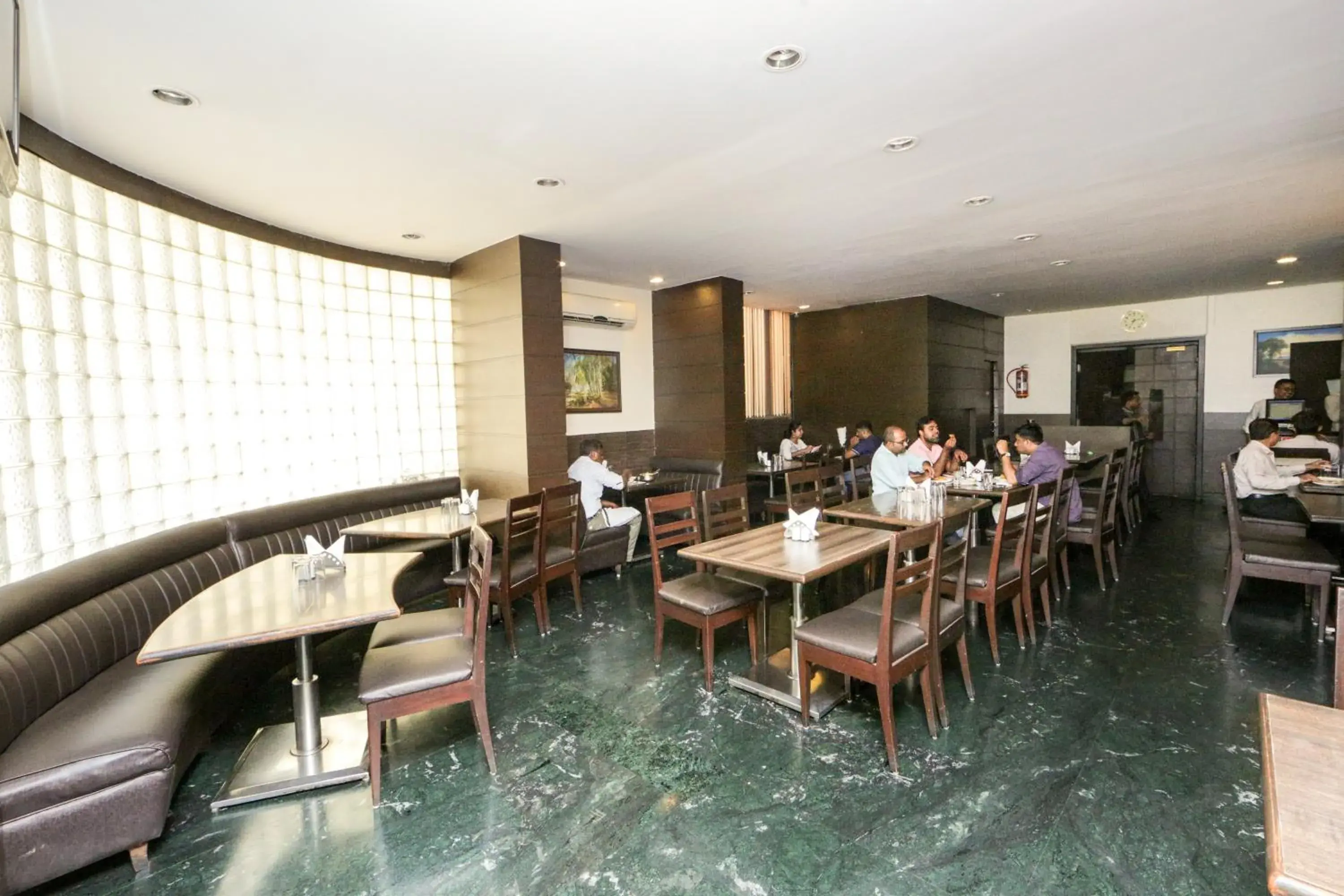 Restaurant/places to eat in Hotel Lucky Goregaon Restaurant/places to eat in Hotel Lucky Goregaon