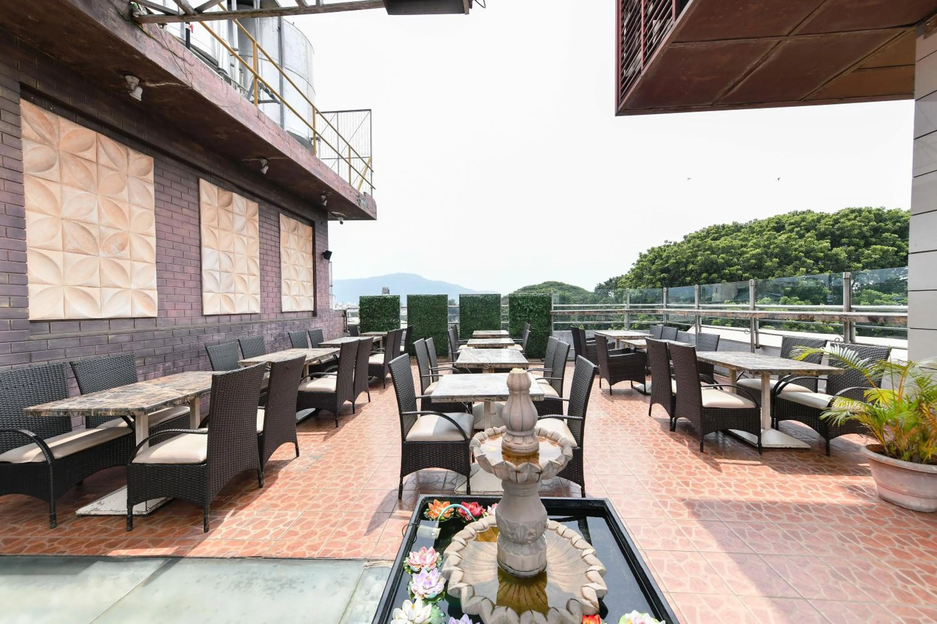 Restaurant/places to eat in Hotel Roopa