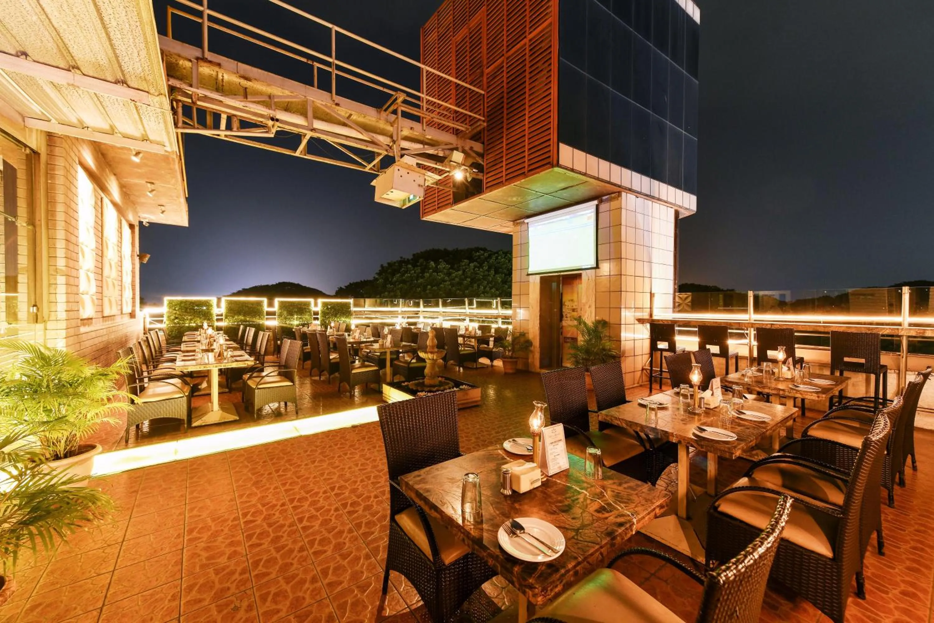 Restaurant/places to eat in Hotel Roopa