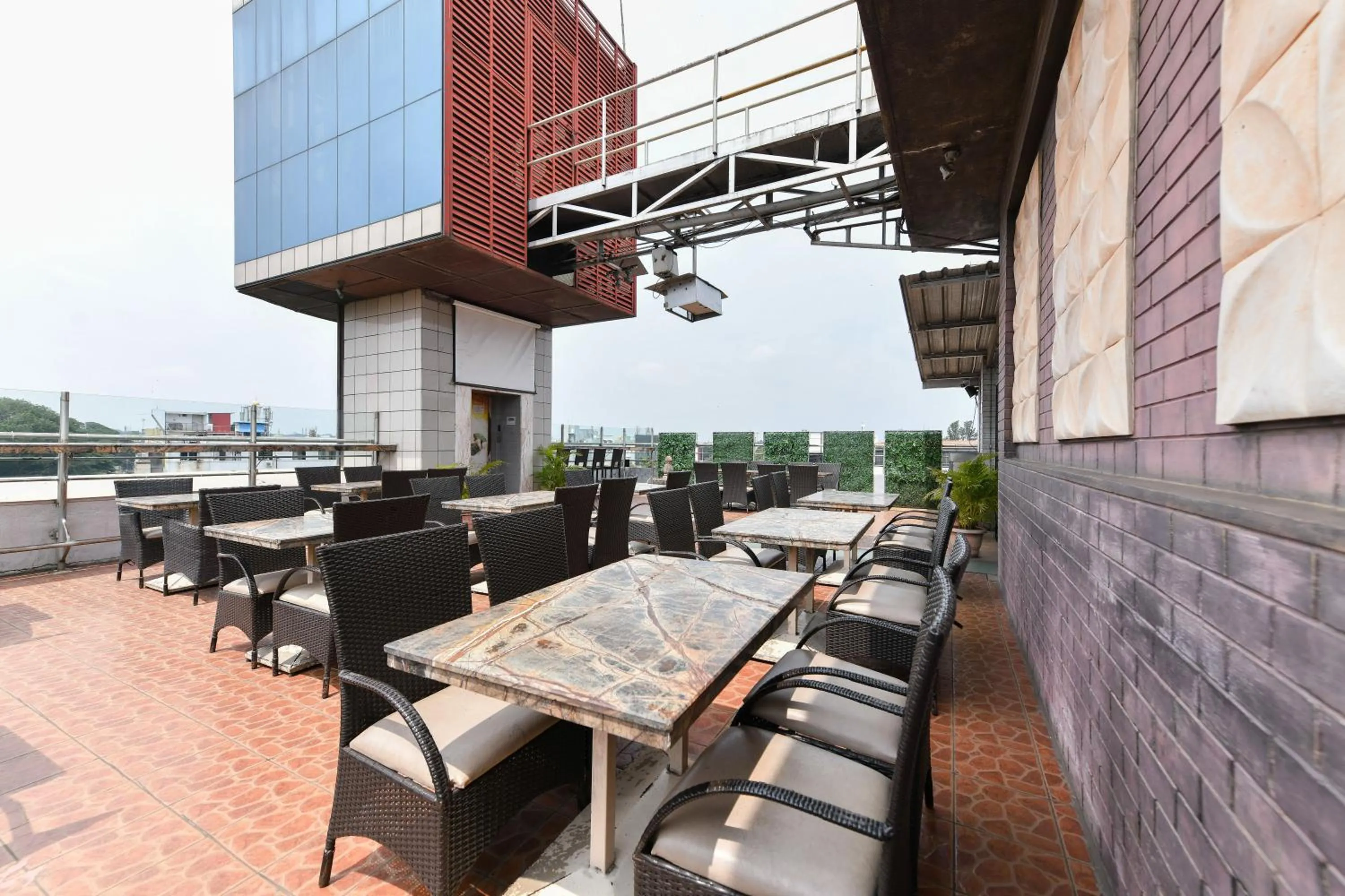 Restaurant/places to eat in Hotel Roopa