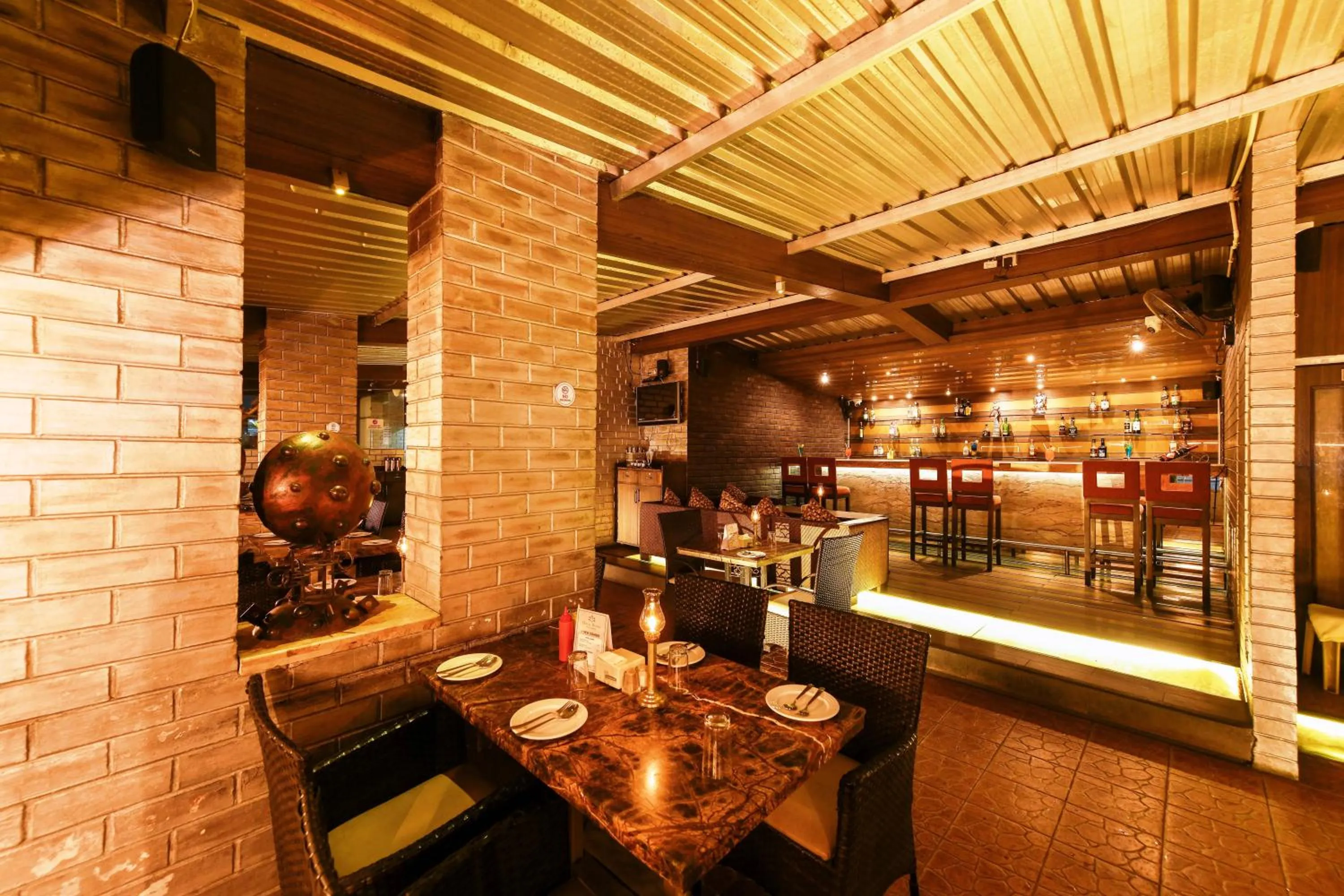 Restaurant/places to eat in Hotel Roopa