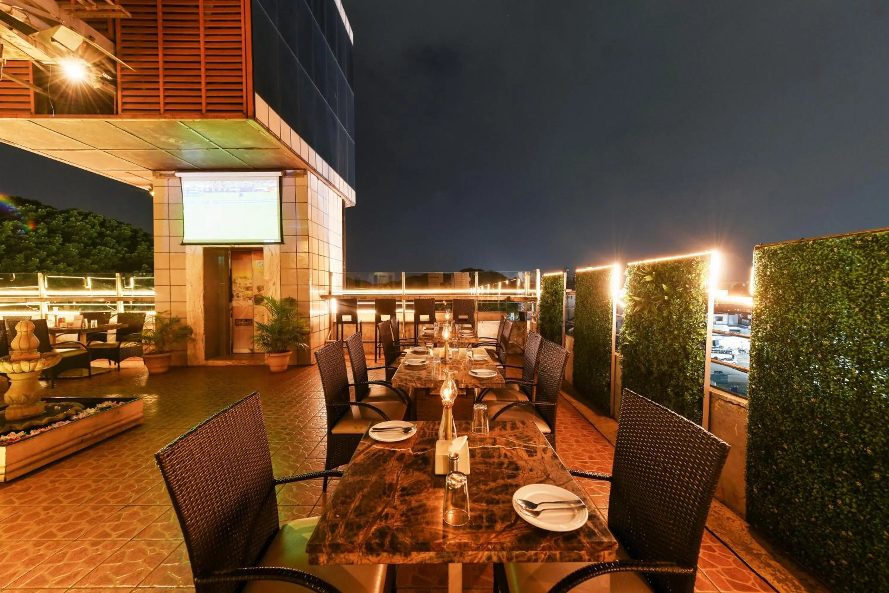 Restaurant/places to eat in Hotel Roopa