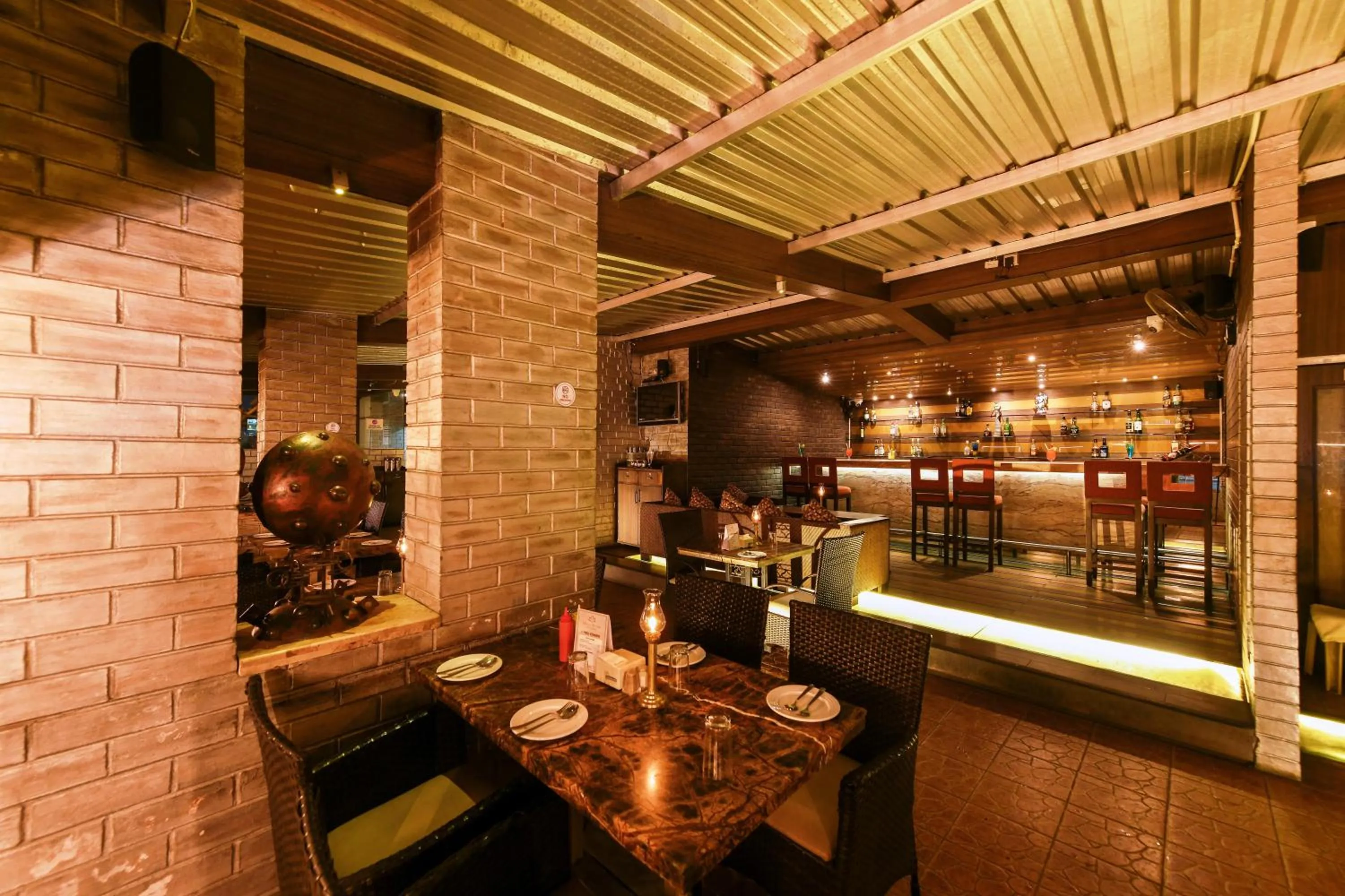 Restaurant/places to eat in Hotel Roopa