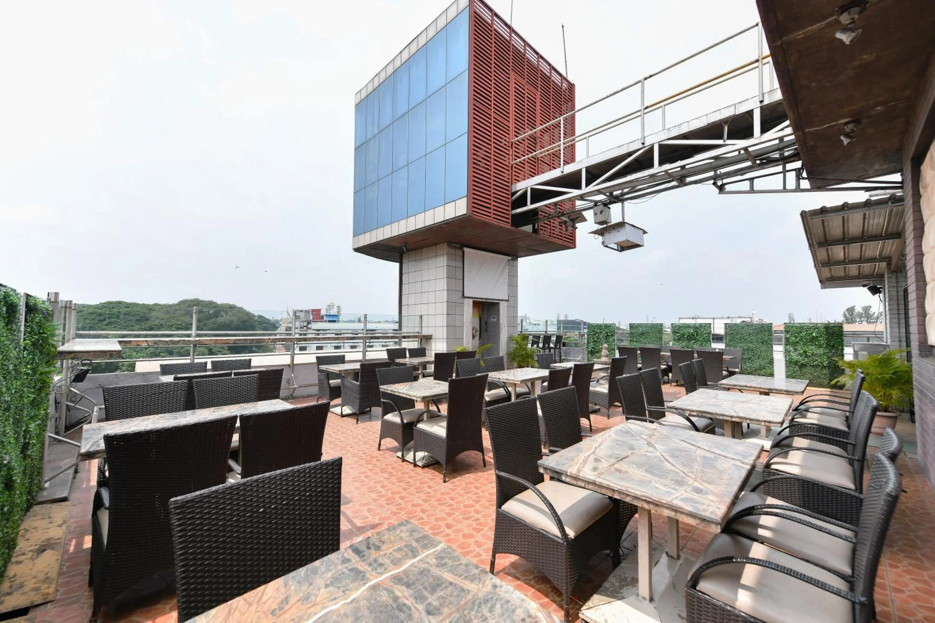 Restaurant/places to eat in Hotel Roopa