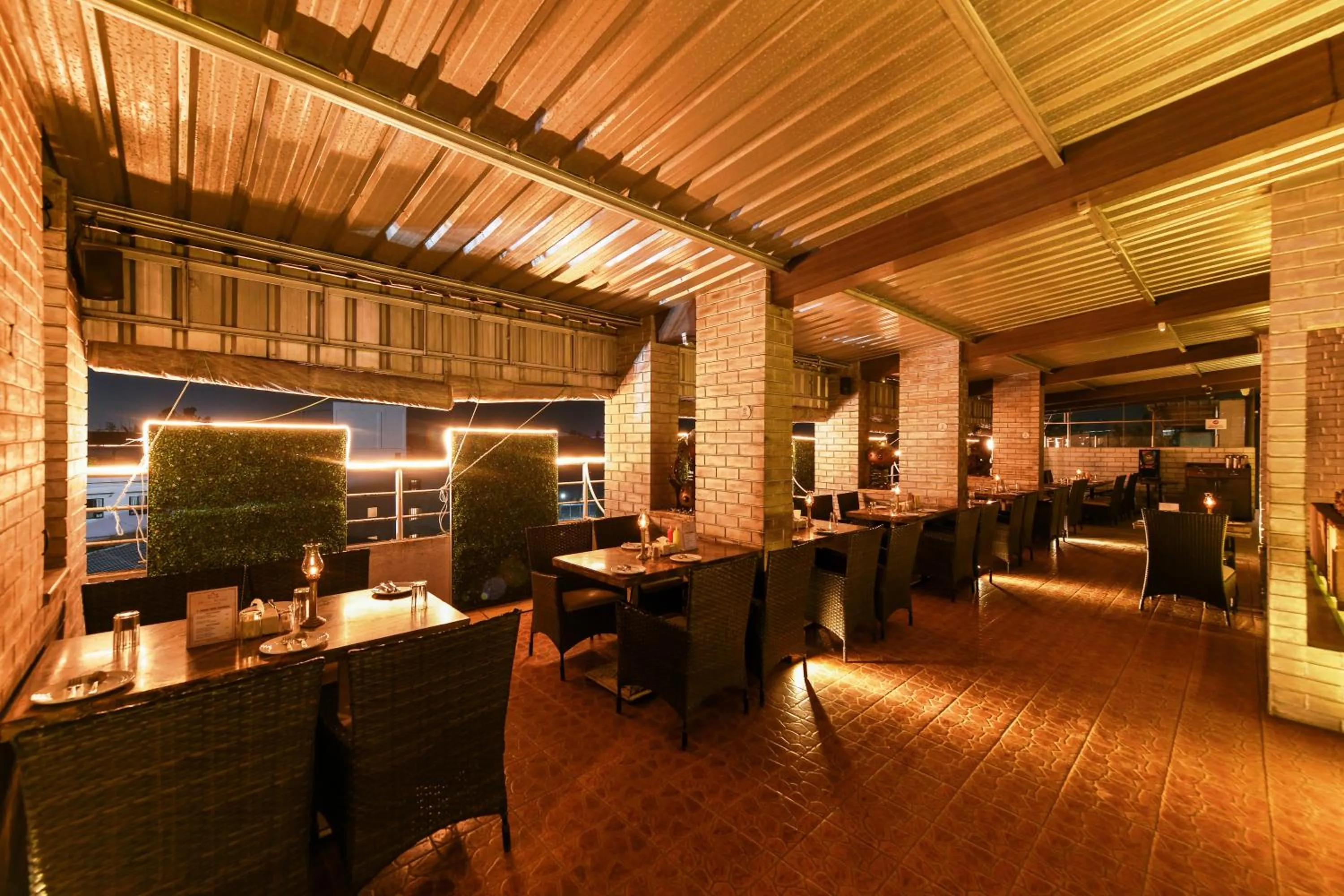 Restaurant/places to eat in Hotel Roopa