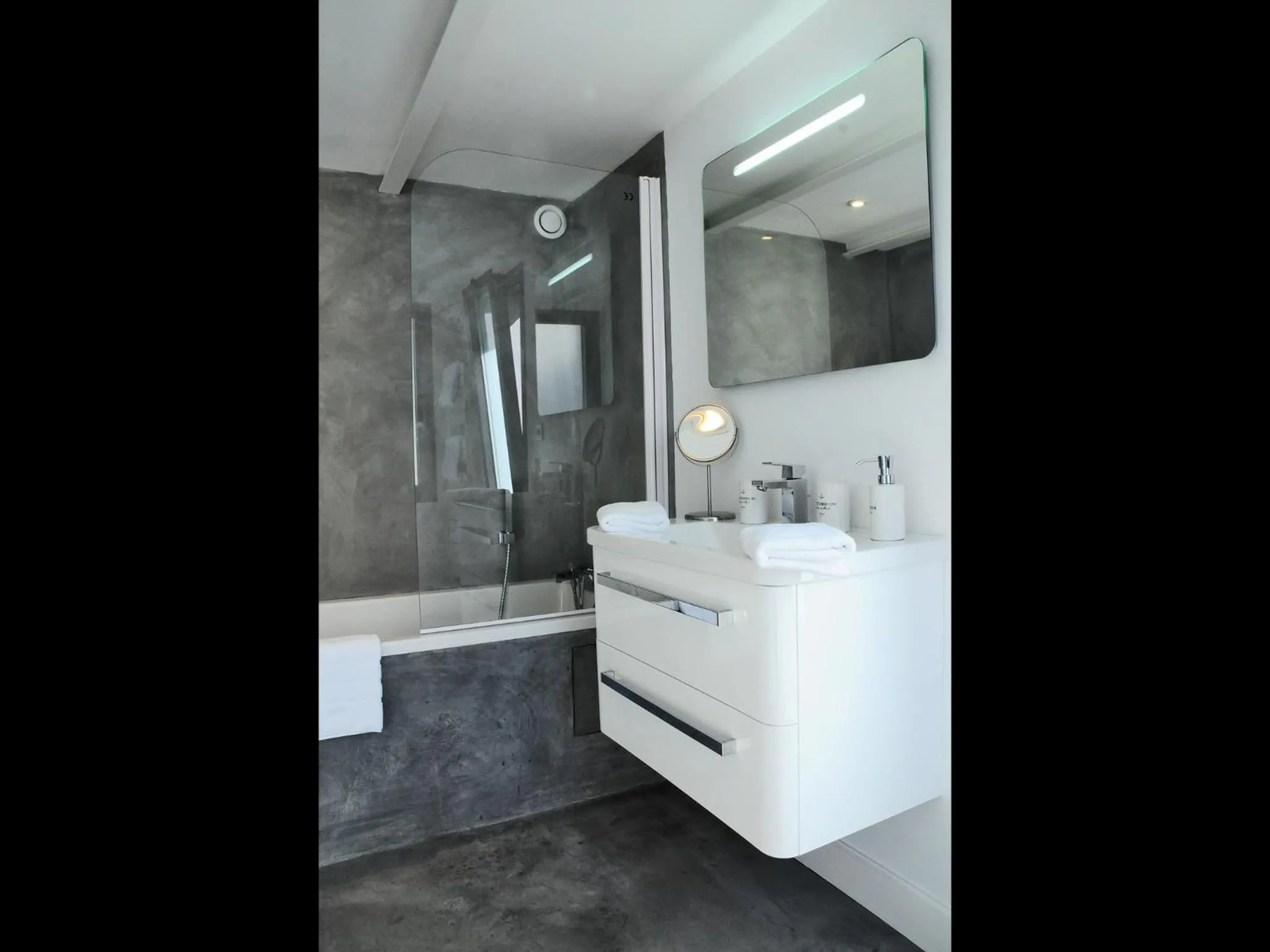 Bathroom in La Dependance by Cocoonr