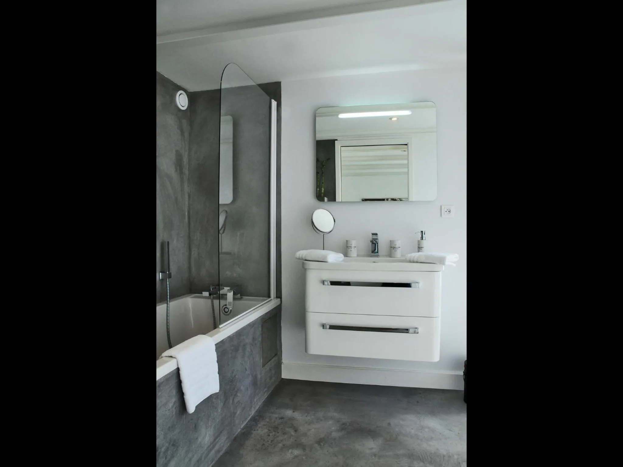 Bathroom in La Dependance by Cocoonr