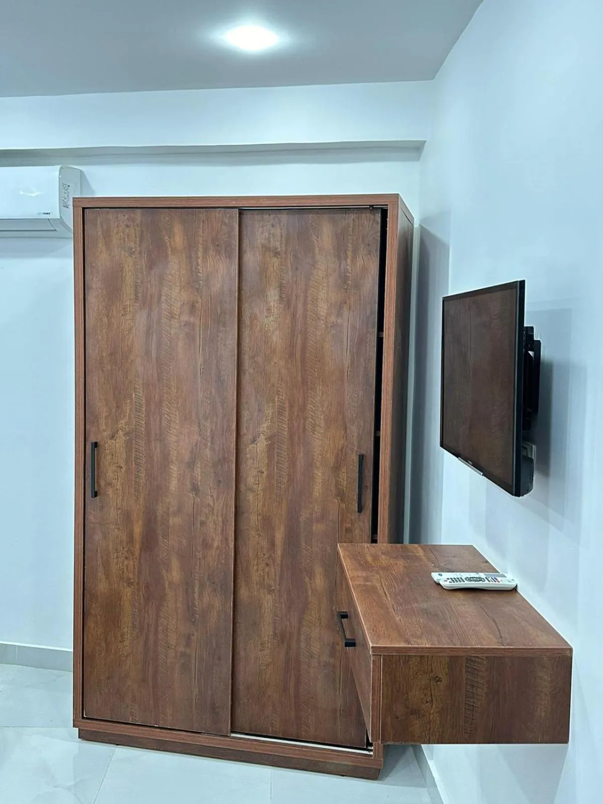 wardrobe in Prince Pyramids Inn