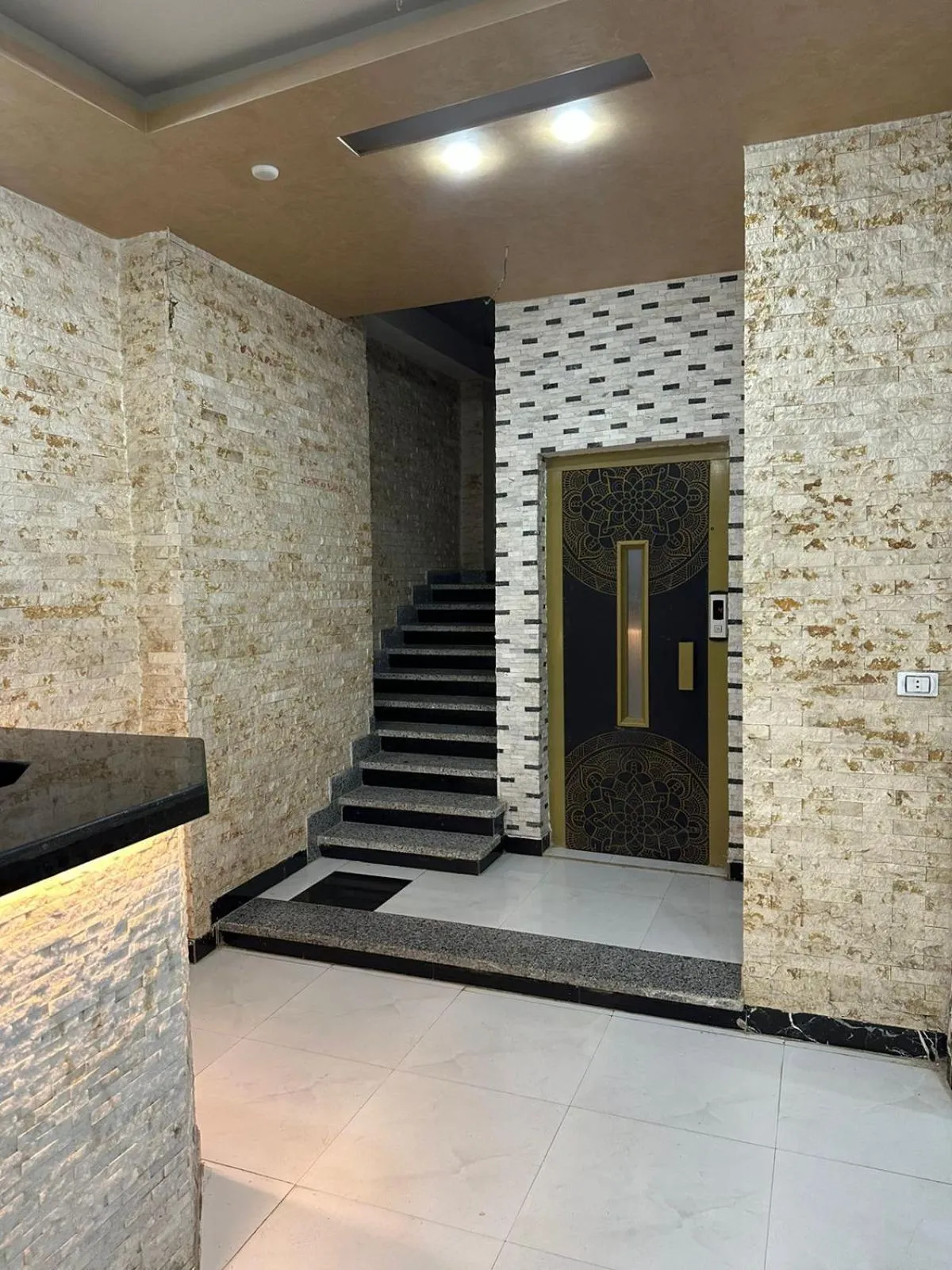 elevator in Prince Pyramids Inn